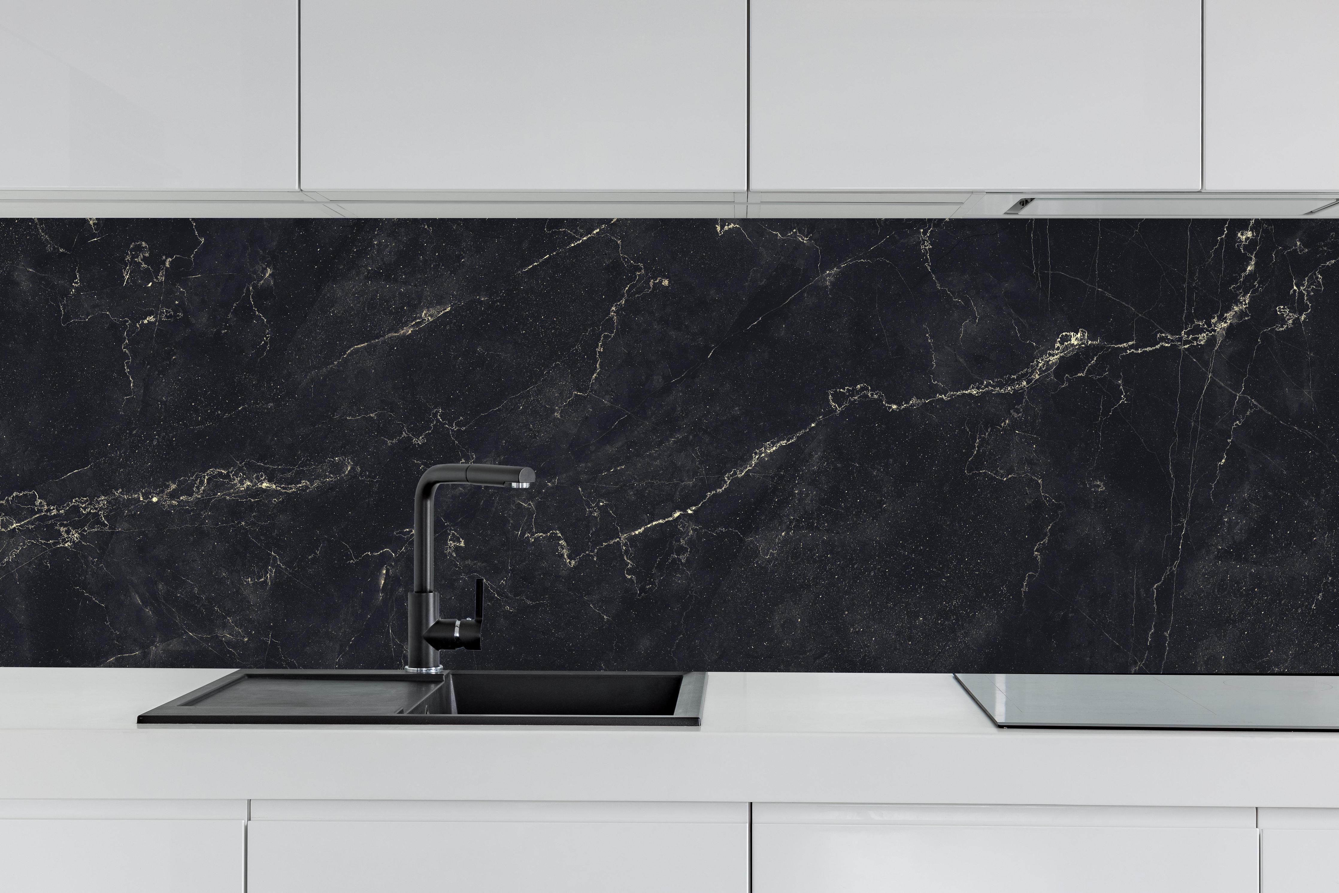 Küche - Königlicher schwarz-goldener Marmor hinter weißen Hochglanz-Küchenregalen und schwarzem Wasserhahn