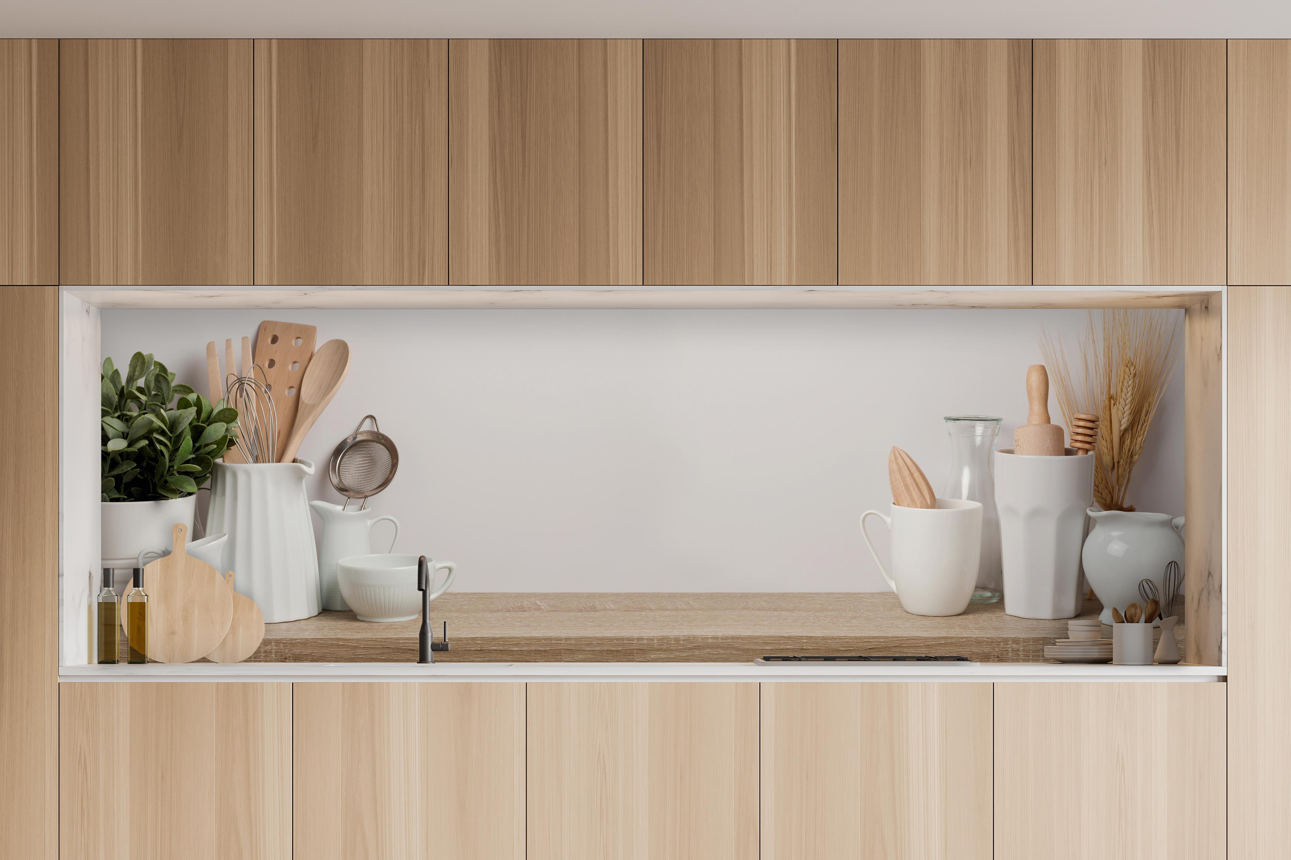 Küche - Küchenutensilien & Geschirr in charakteristischer Vollholz-Küche mit modernem Gasherd