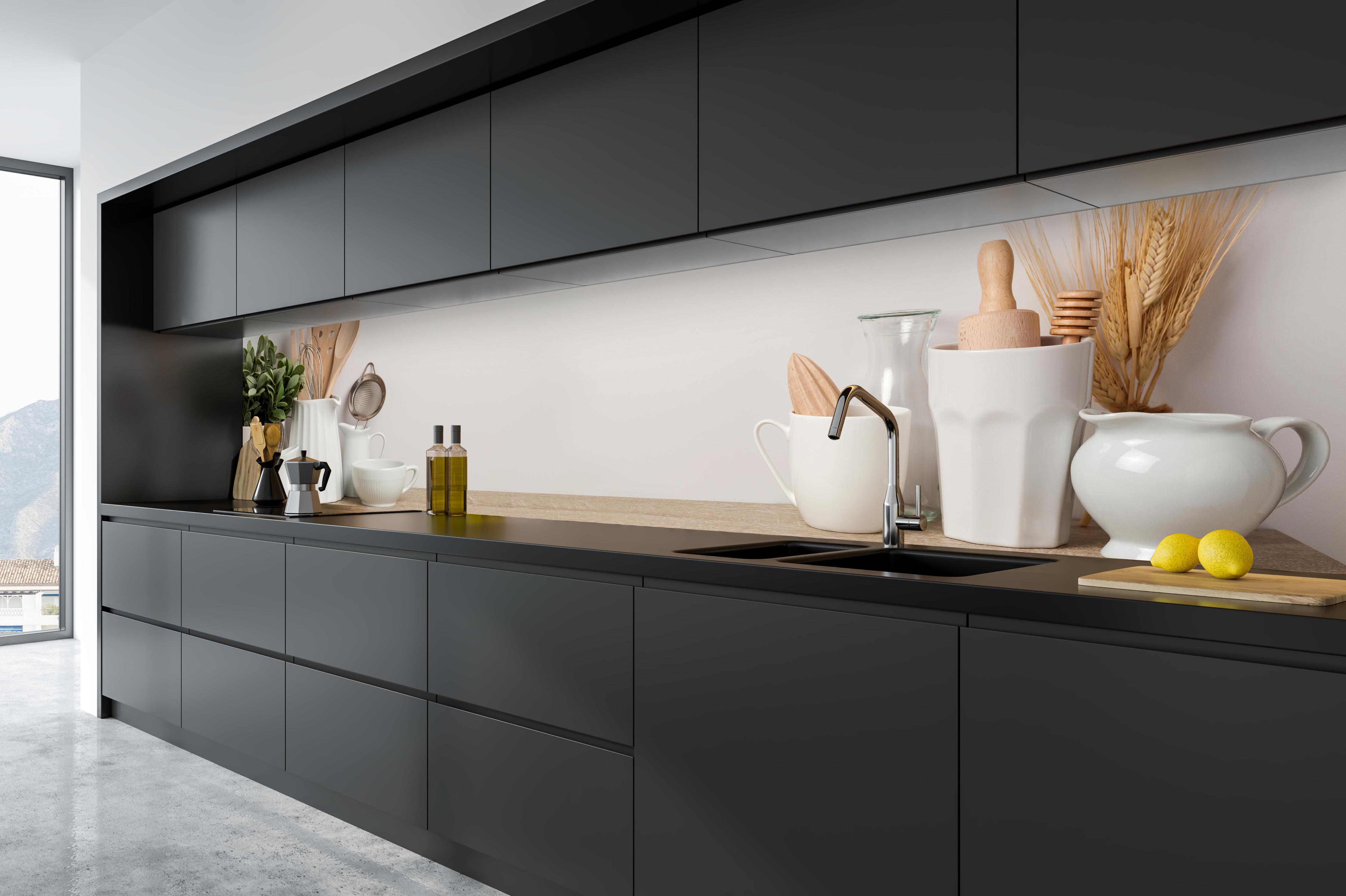 Küche - Küchenutensilien & Geschirr in tiefschwarzer matt-premium Einbauküche
