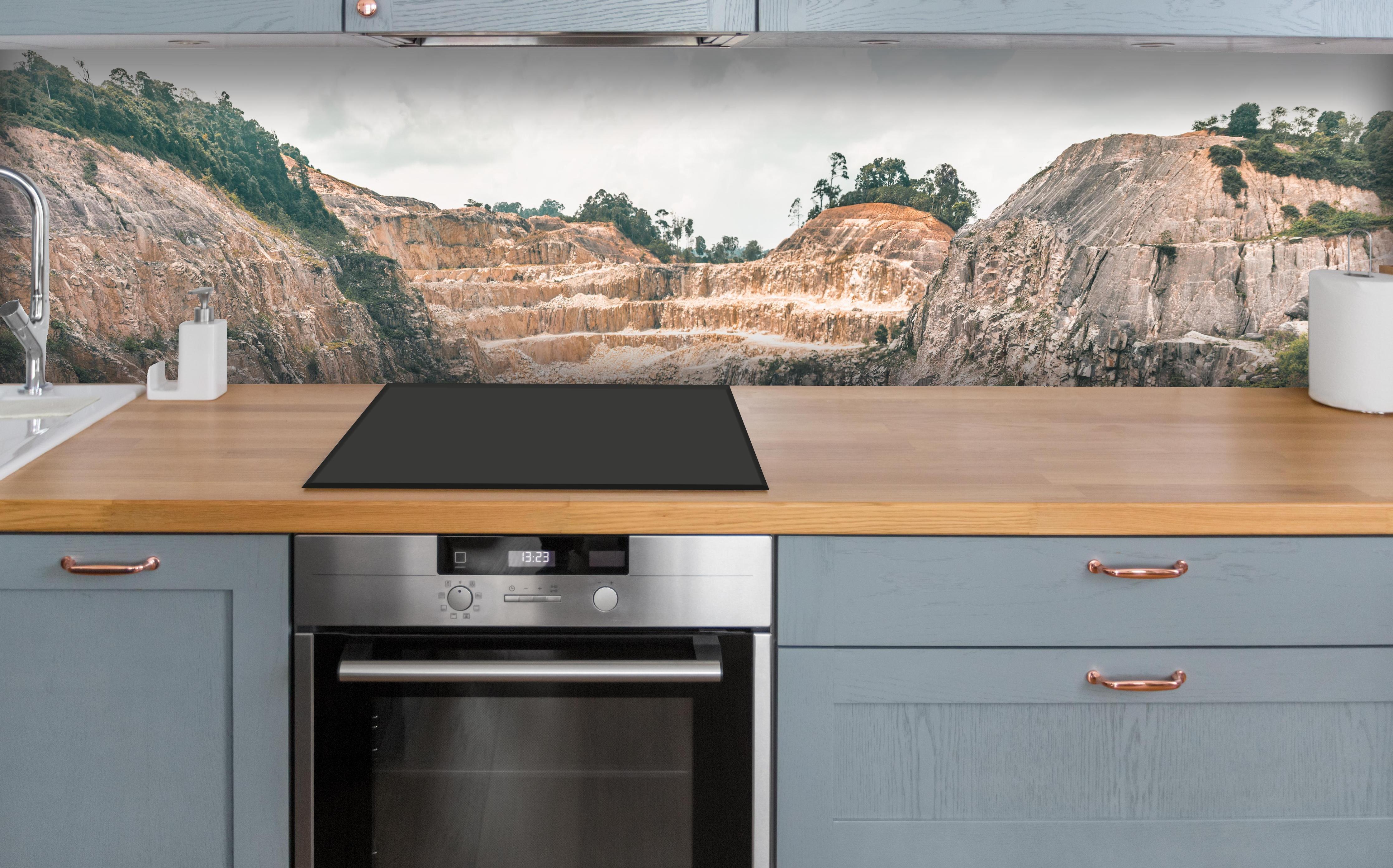 Küche - Lagune in Johor Bahru über polierter Holzarbeitsplatte mit Cerankochfeld