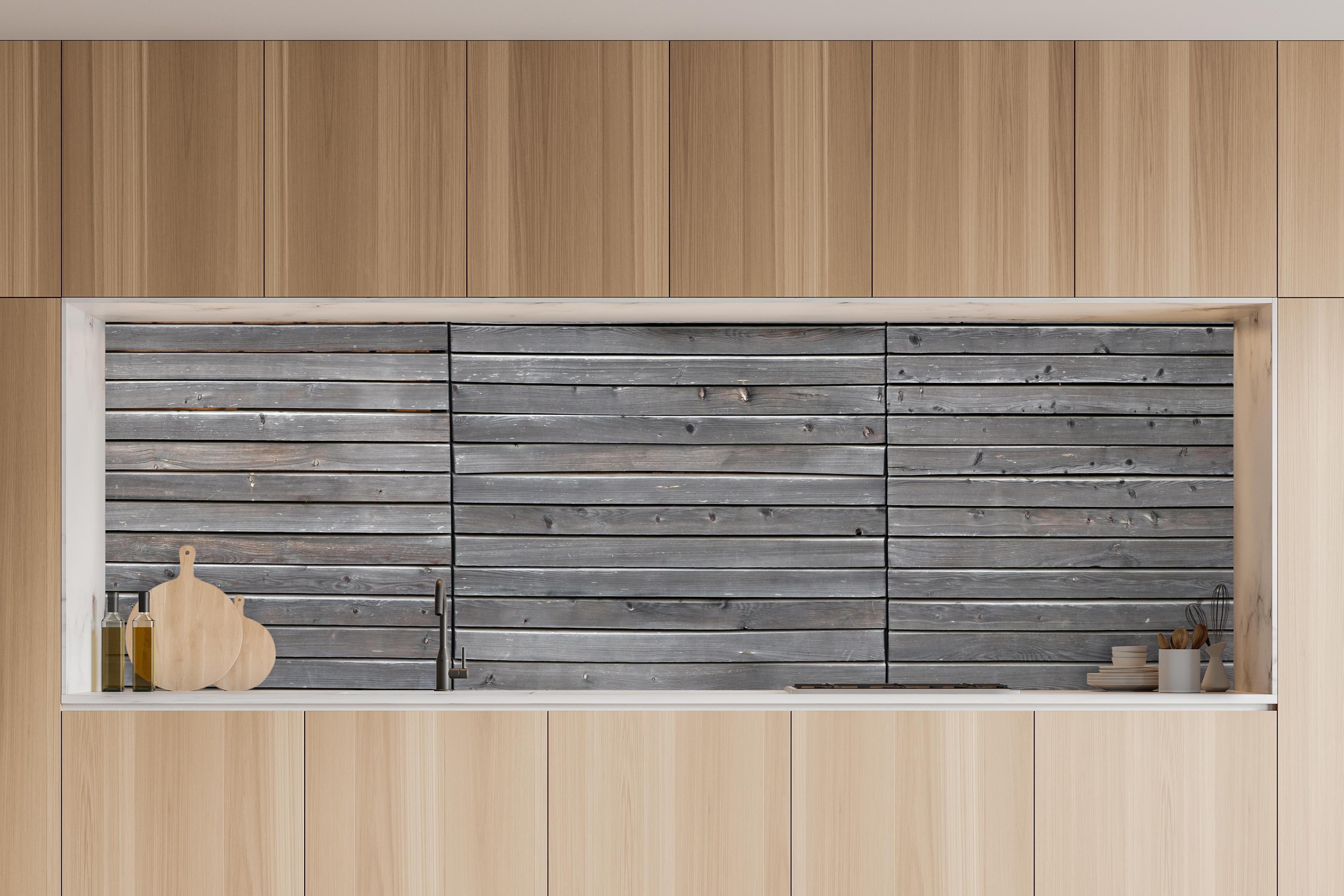 Küche - Langer grauer Holzzaun in charakteristischer Vollholz-Küche mit modernem Gasherd