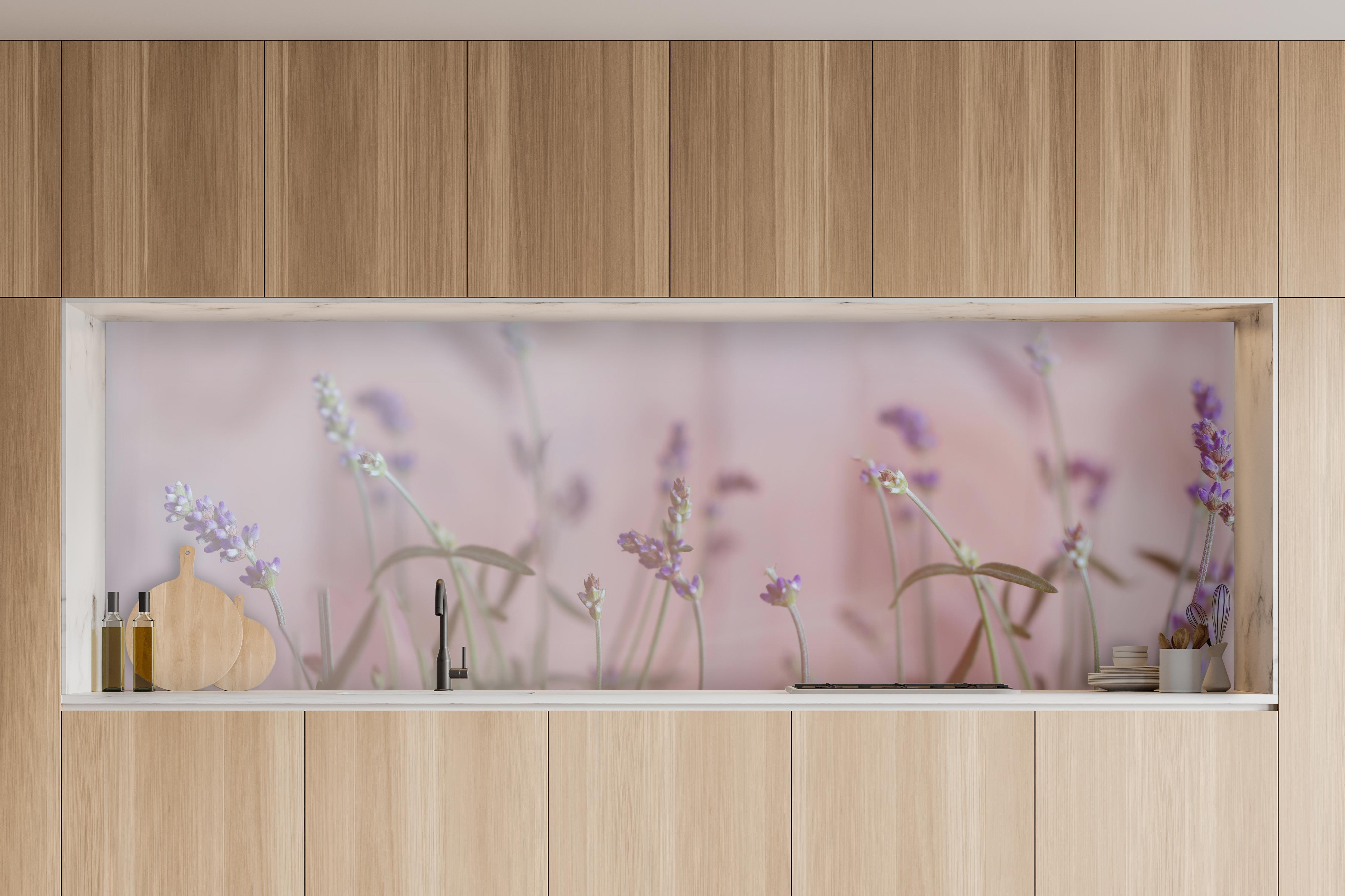 Küche - Lavendel in charakteristischer Vollholz-Küche mit modernem Gasherd