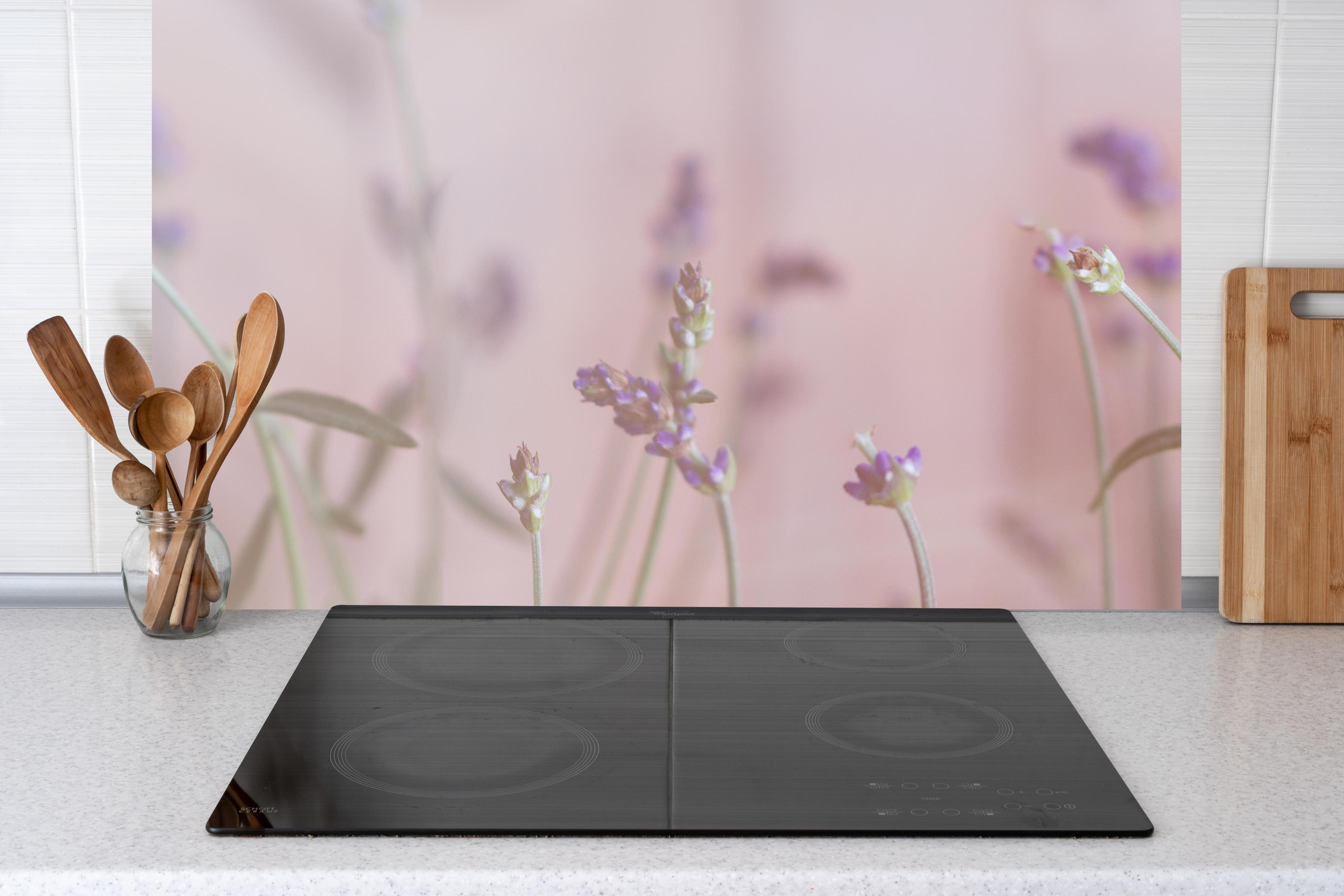 Küche - Lavendel hinter Cerankochfeld und Holz-Kochutensilien