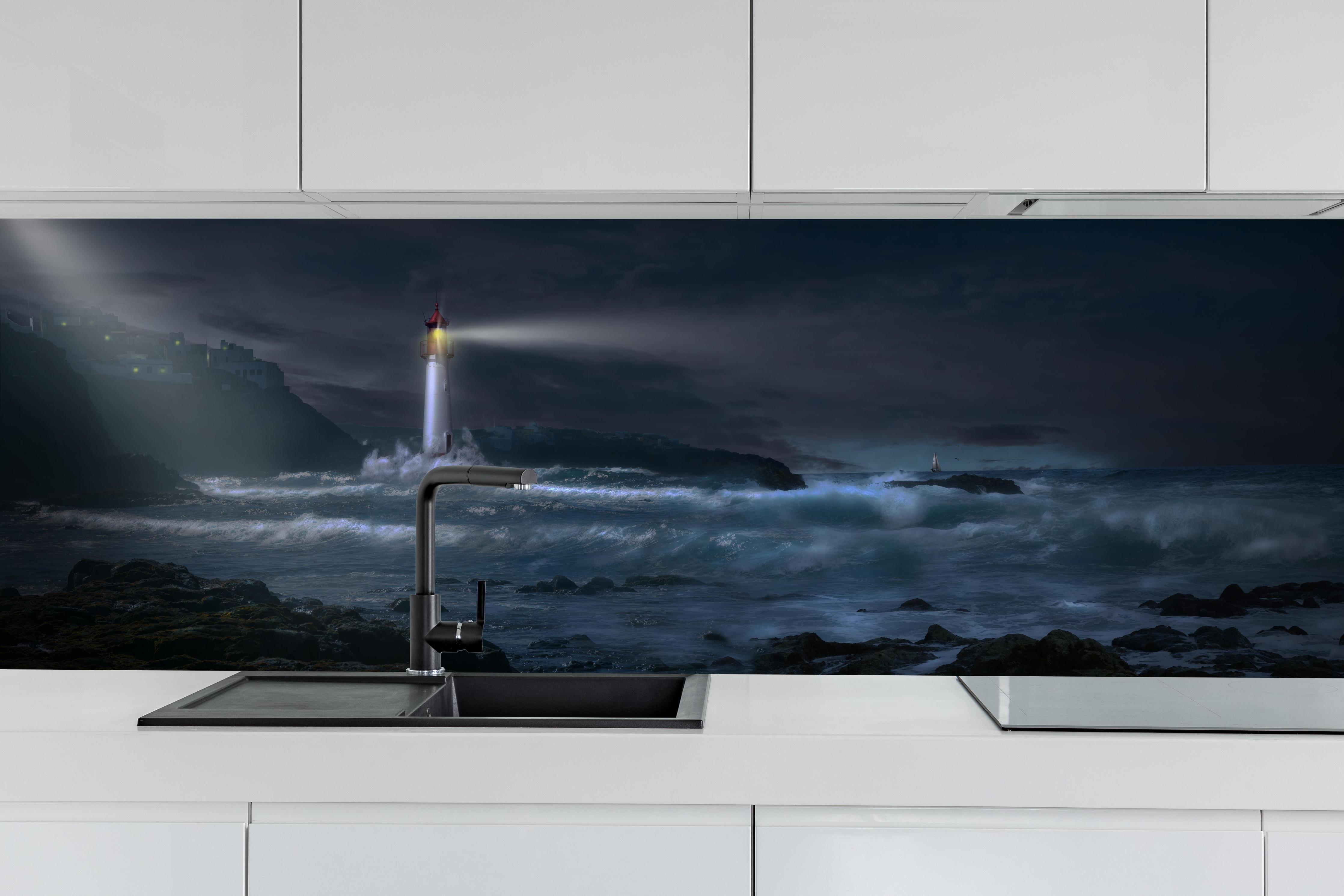 Küche - Leuchtturm hinter weißen Hochglanz-Küchenregalen und schwarzem Wasserhahn