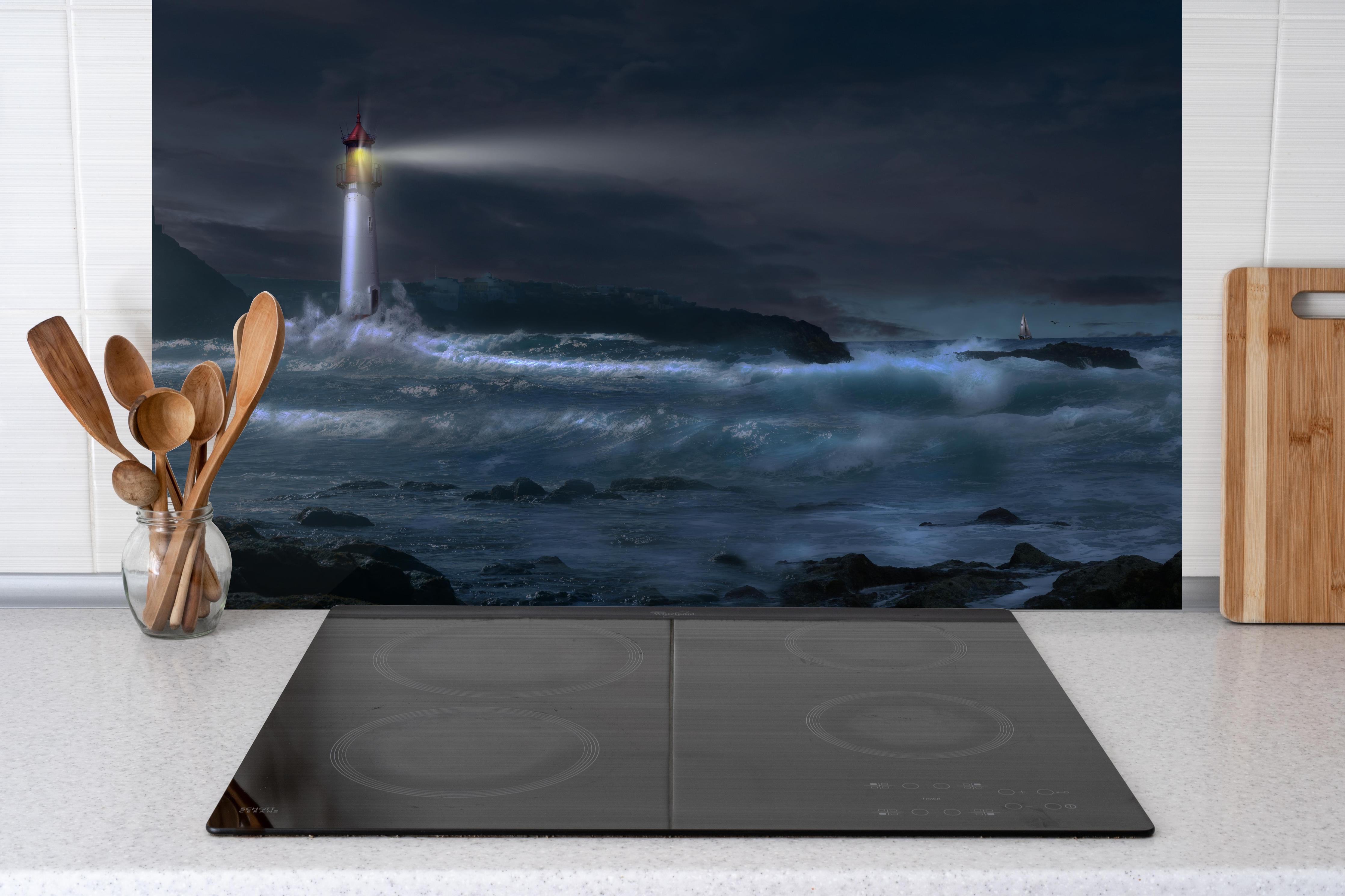 Küche - Leuchtturm hinter Cerankochfeld und Holz-Kochutensilien