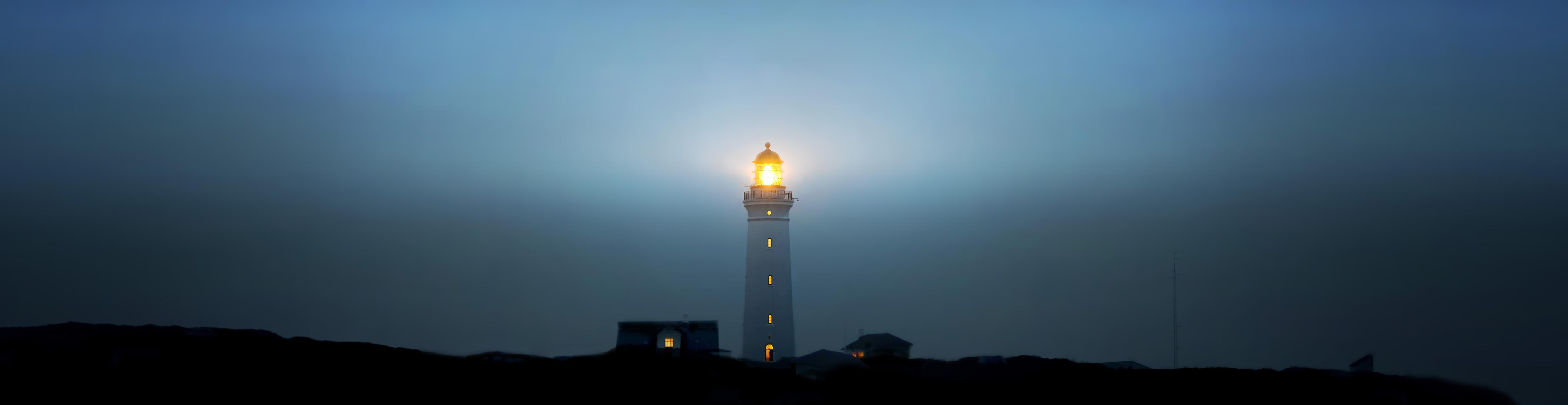 Küchenrückwand-Leuchtturm im dunkeln