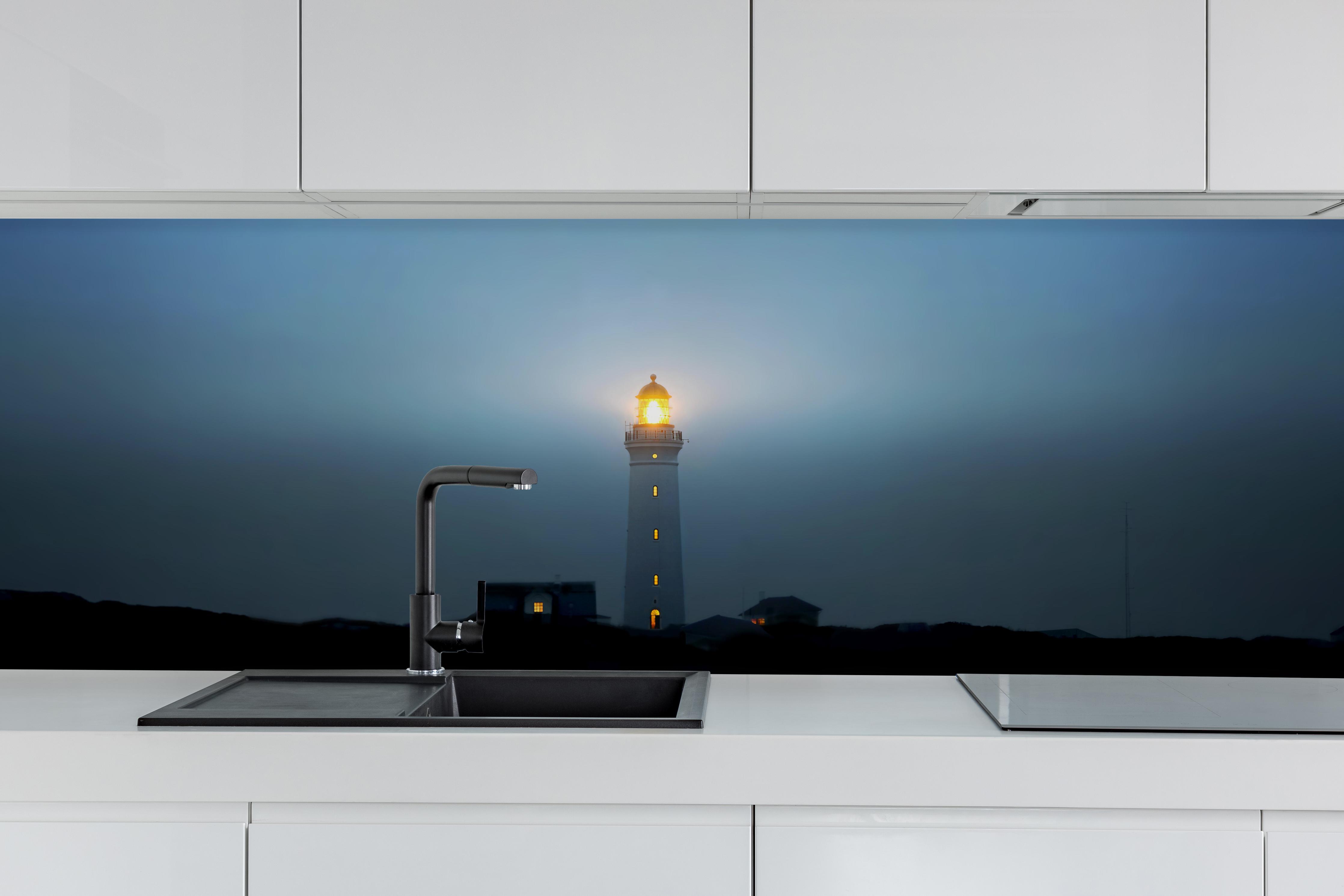 Küche - Leuchtturm im dunkeln hinter weißen Hochglanz-Küchenregalen und schwarzem Wasserhahn