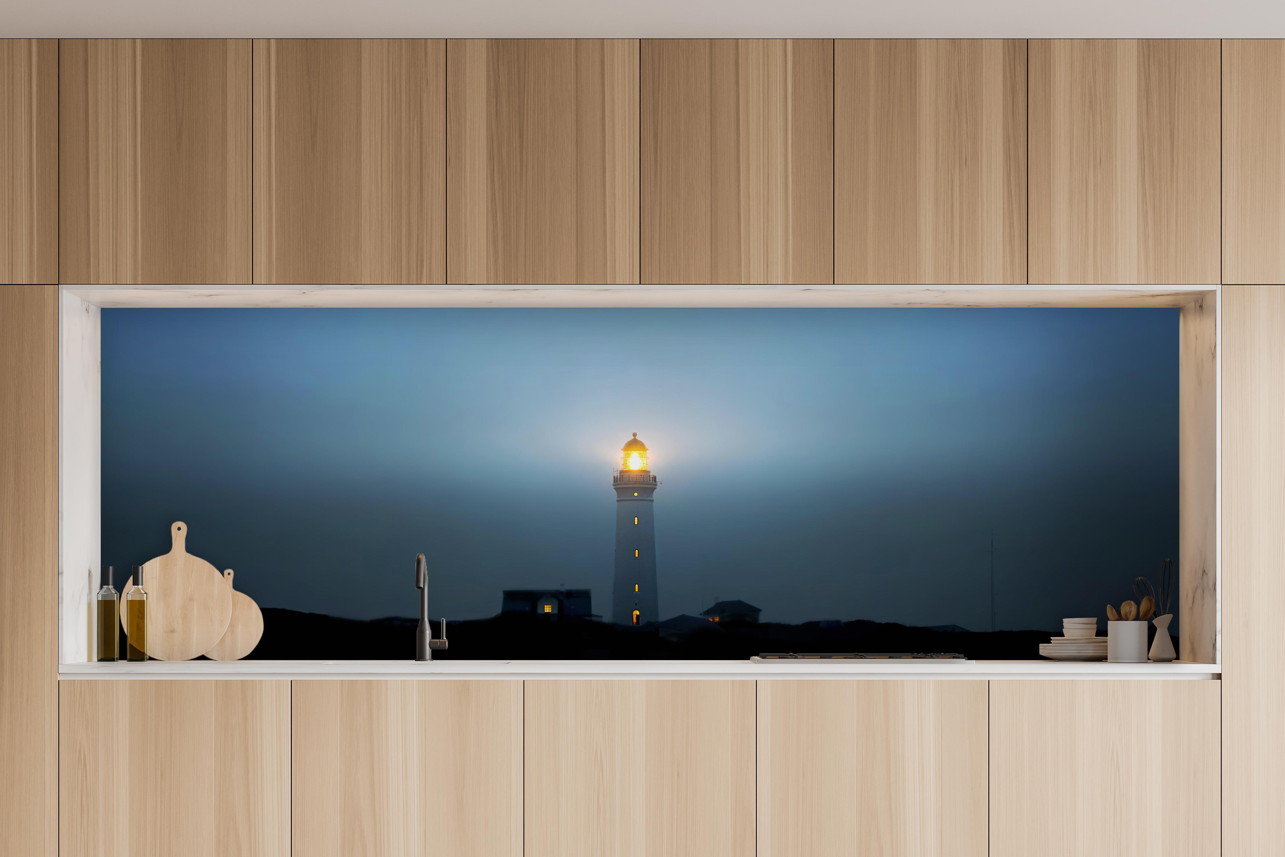 Küche - Leuchtturm im dunkeln in charakteristischer Vollholz-Küche mit modernem Gasherd