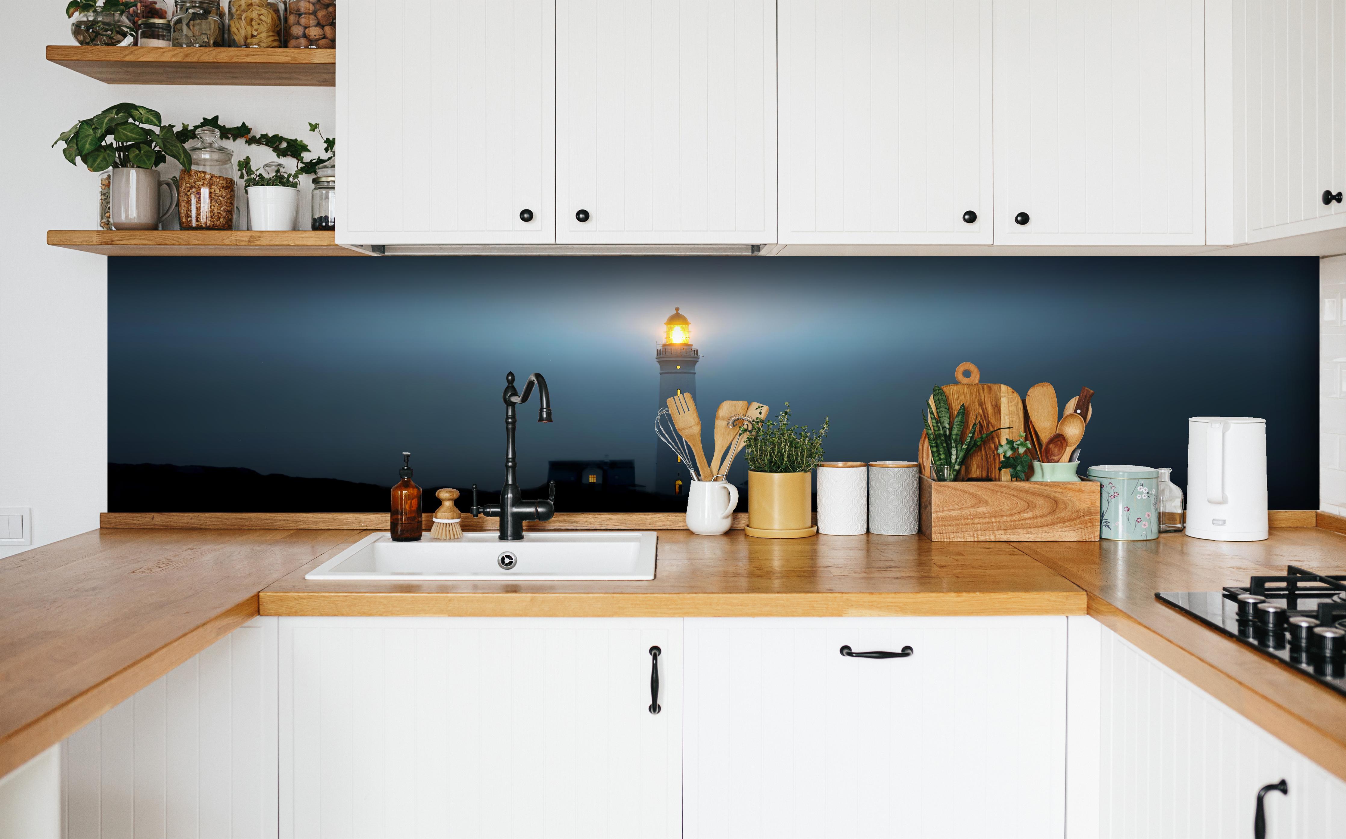 Küche - Leuchtturm im dunkeln in weißer Küche hinter Gewürzen und Kochlöffeln aus Holz