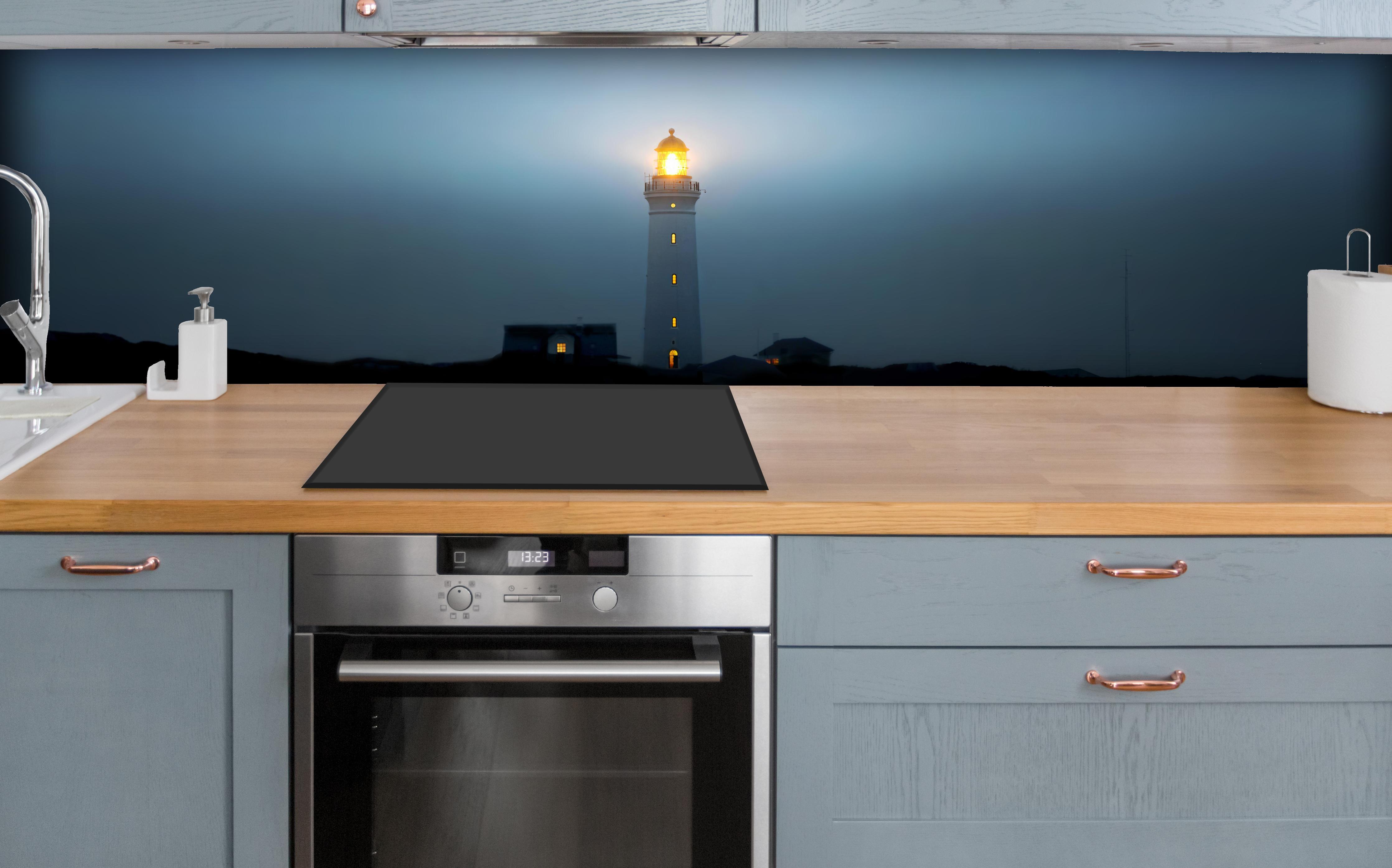 Küche - Leuchtturm im dunkeln über polierter Holzarbeitsplatte mit Cerankochfeld
