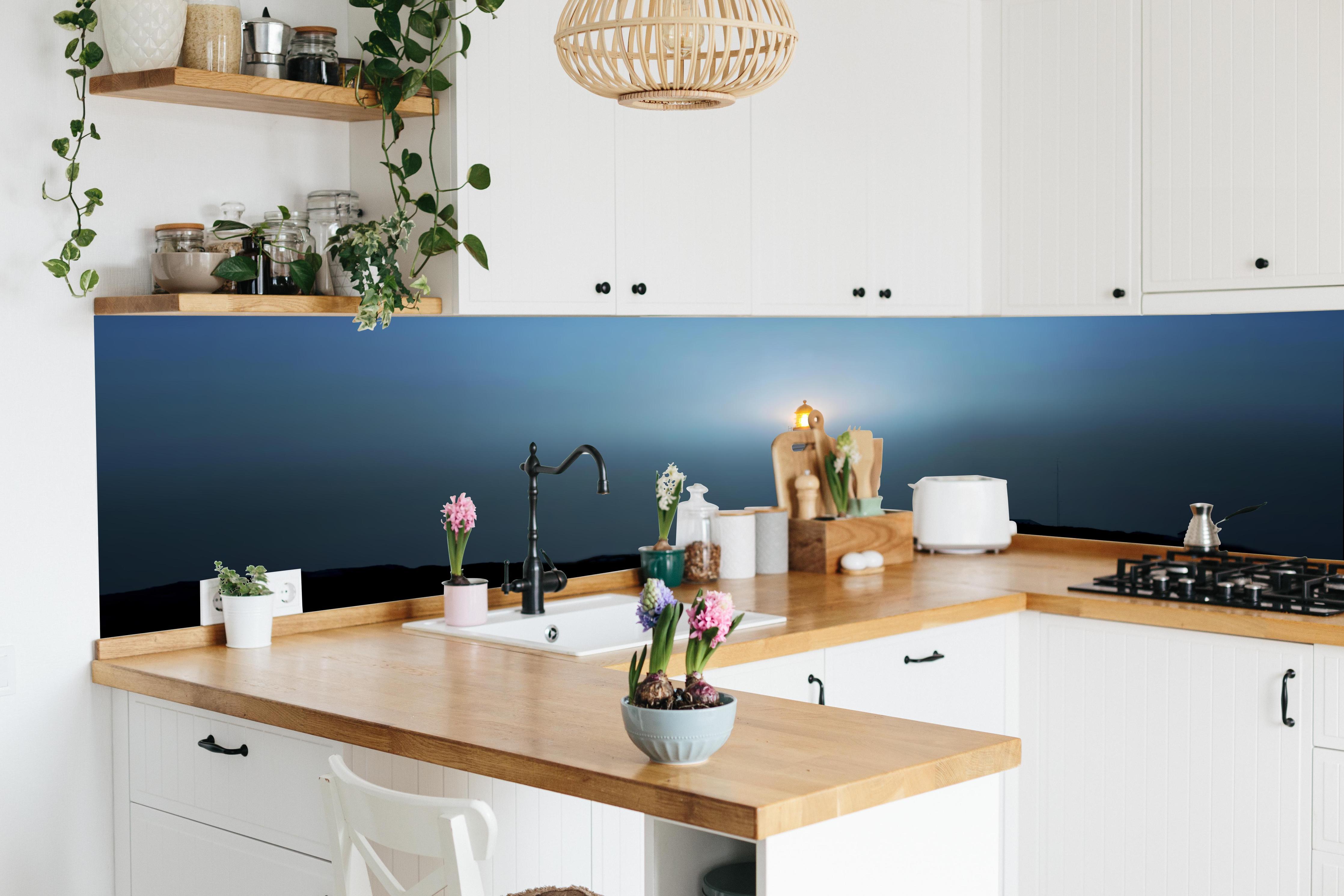 Küche - Leuchtturm im dunkeln in lebendiger Küche mit bunten Blumen