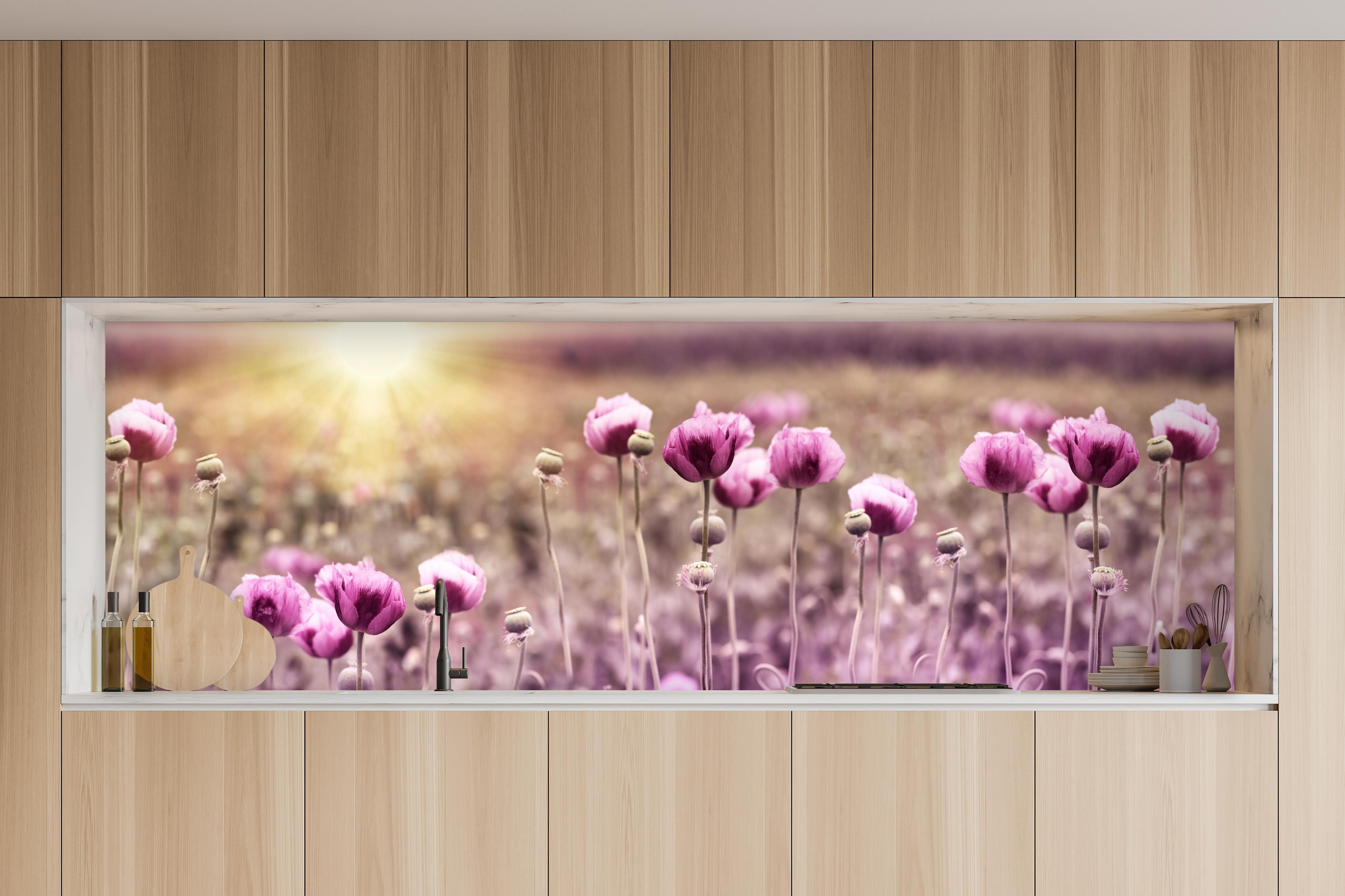 Küche - Lila Mohnblume in charakteristischer Vollholz-Küche mit modernem Gasherd