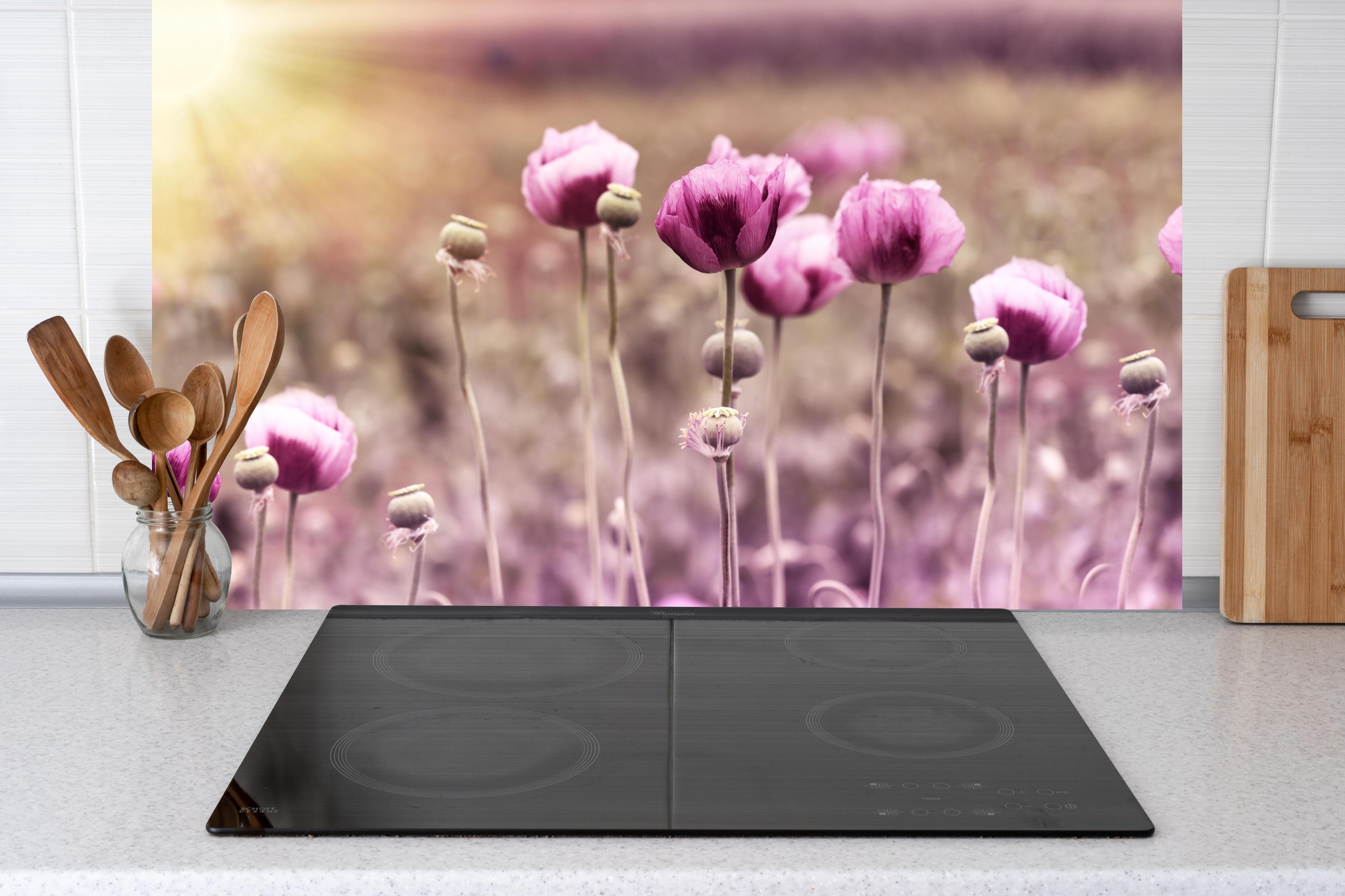 Küche - Lila Mohnblume hinter Cerankochfeld und Holz-Kochutensilien