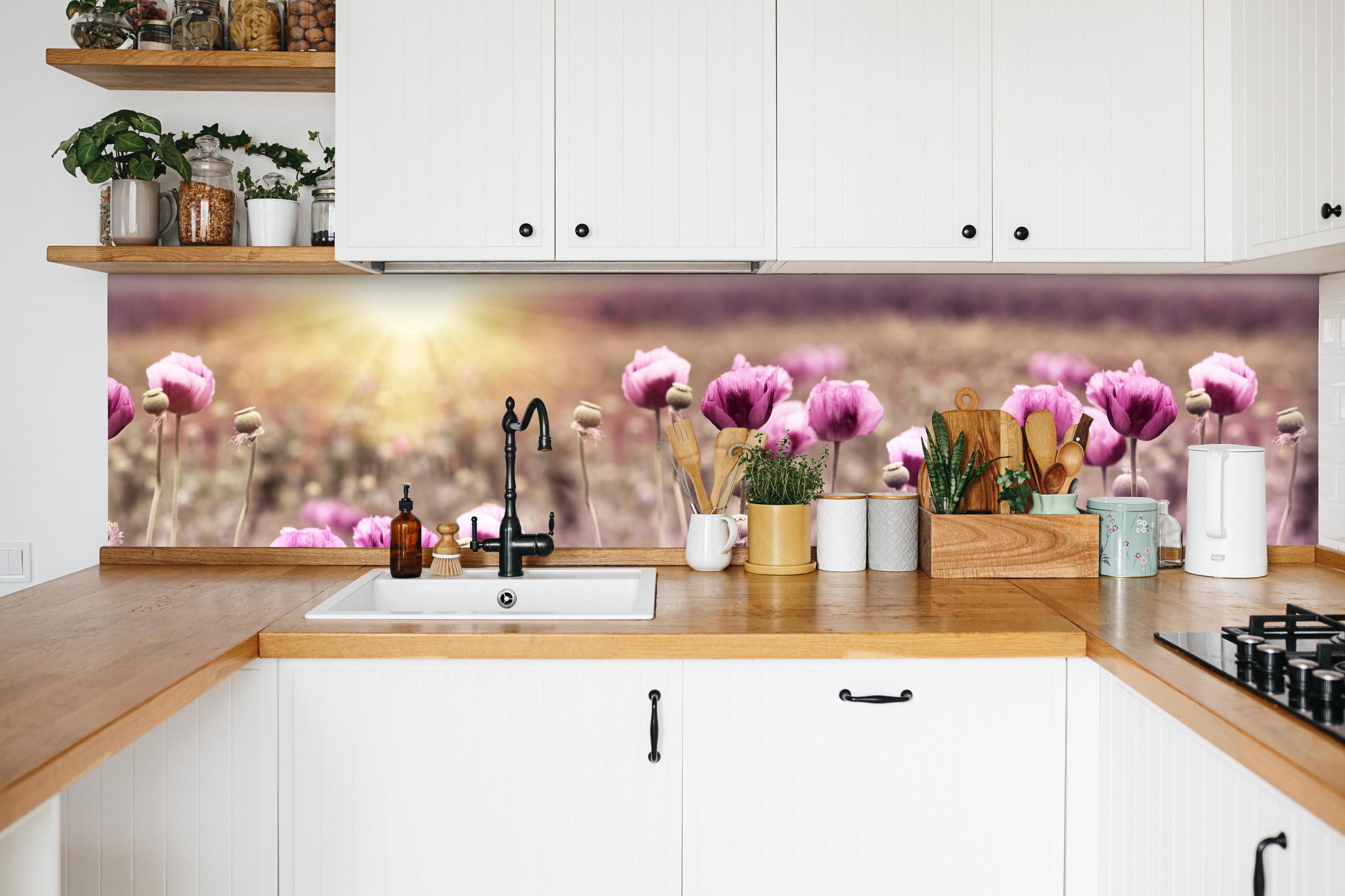 Küche - Lila Mohnblume in weißer Küche hinter Gewürzen und Kochlöffeln aus Holz