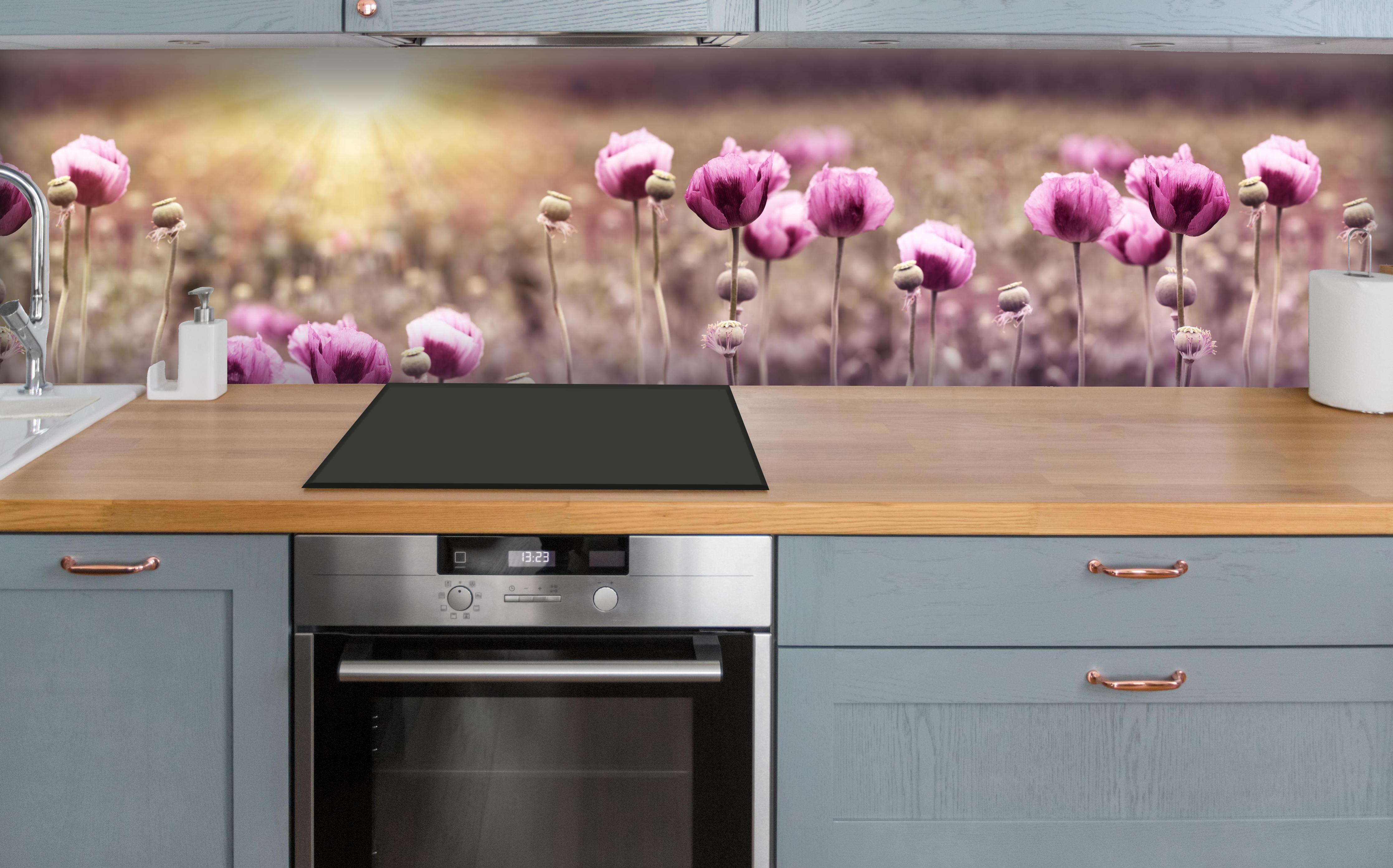 Küche - Lila Mohnblume über polierter Holzarbeitsplatte mit Cerankochfeld