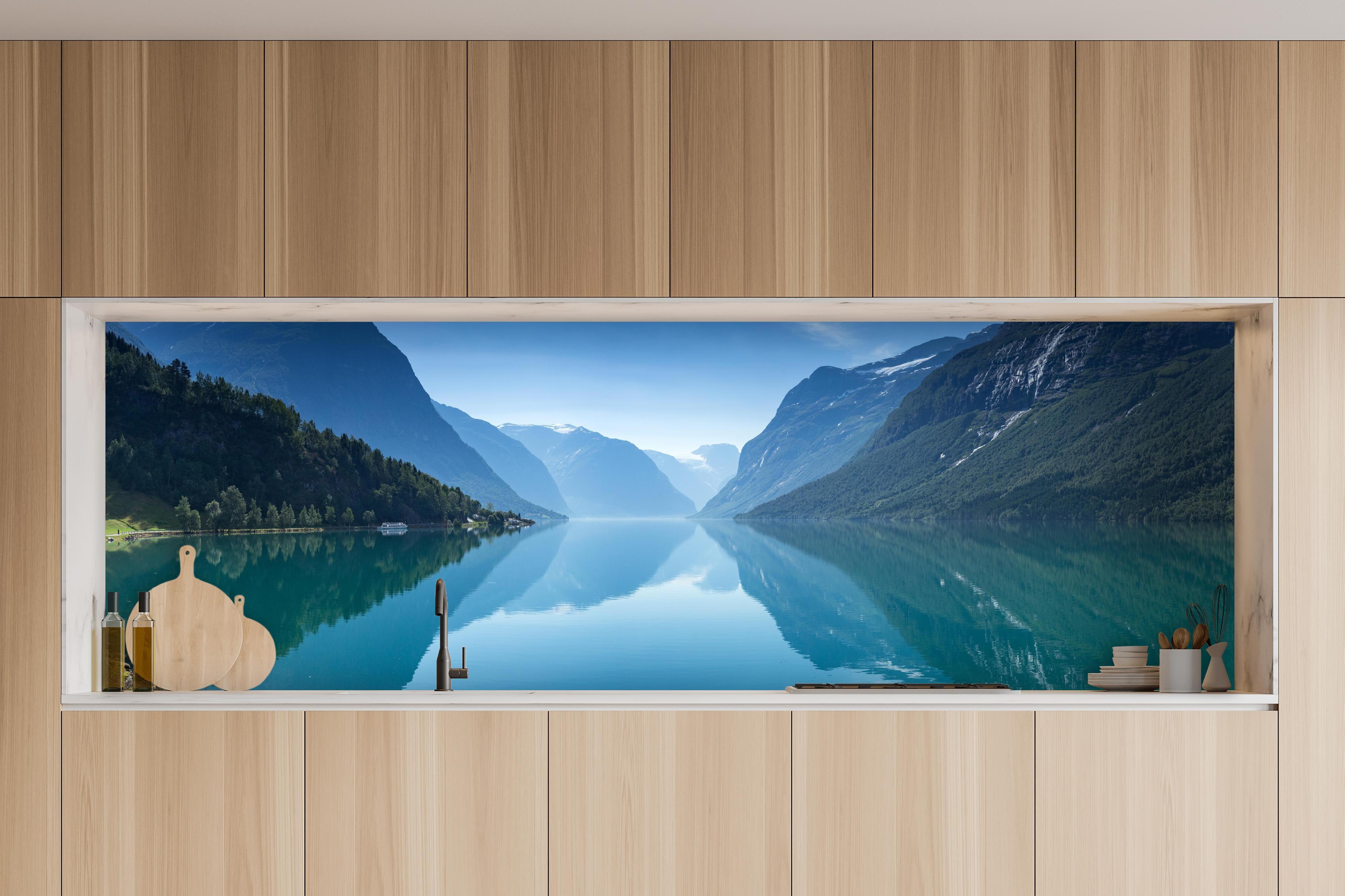 Küche - Lovatnet See - Norwegen in charakteristischer Vollholz-Küche mit modernem Gasherd