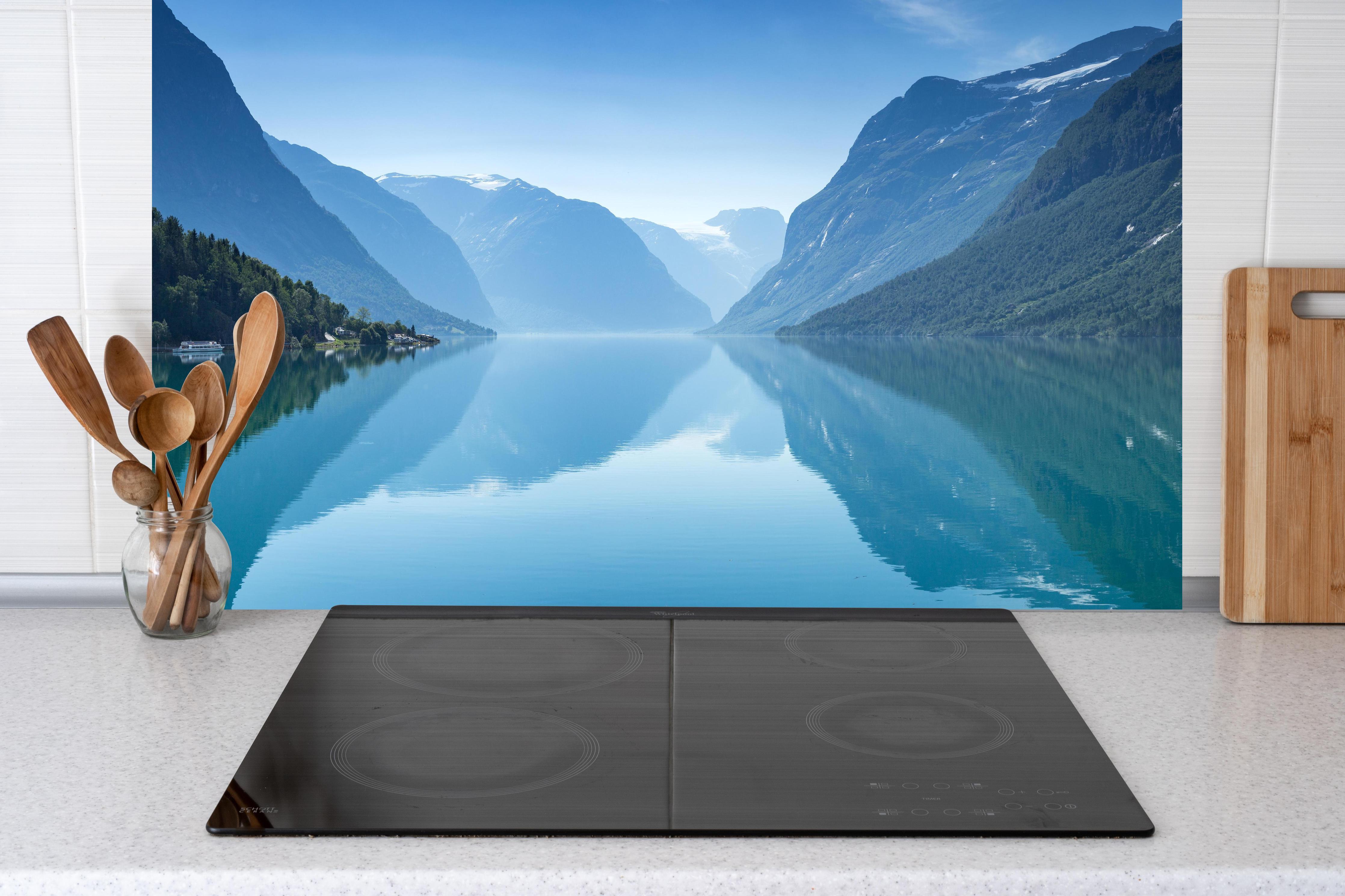 Küche - Lovatnet See - Norwegen hinter Cerankochfeld und Holz-Kochutensilien