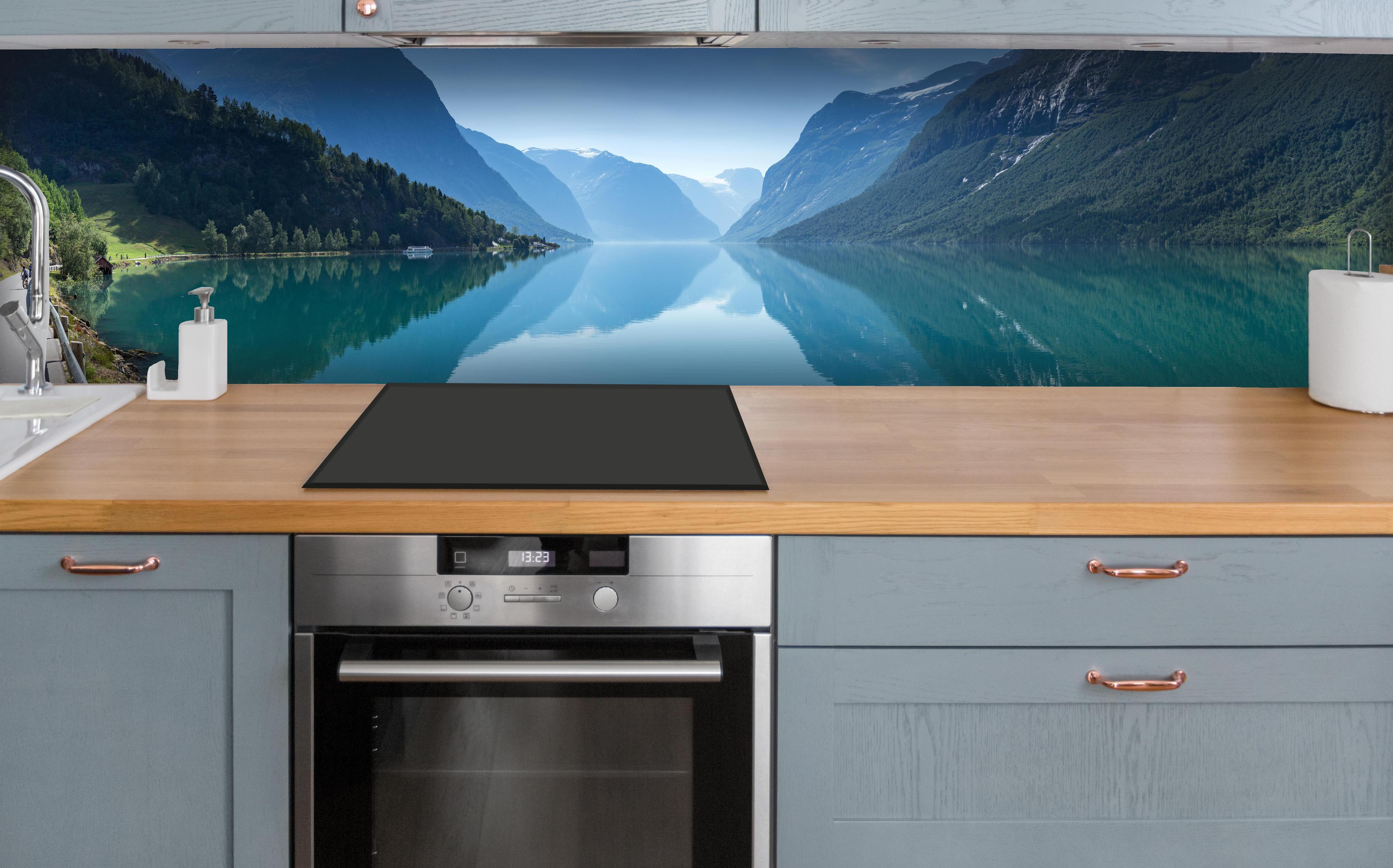 Küche - Lovatnet See - Norwegen über polierter Holzarbeitsplatte mit Cerankochfeld