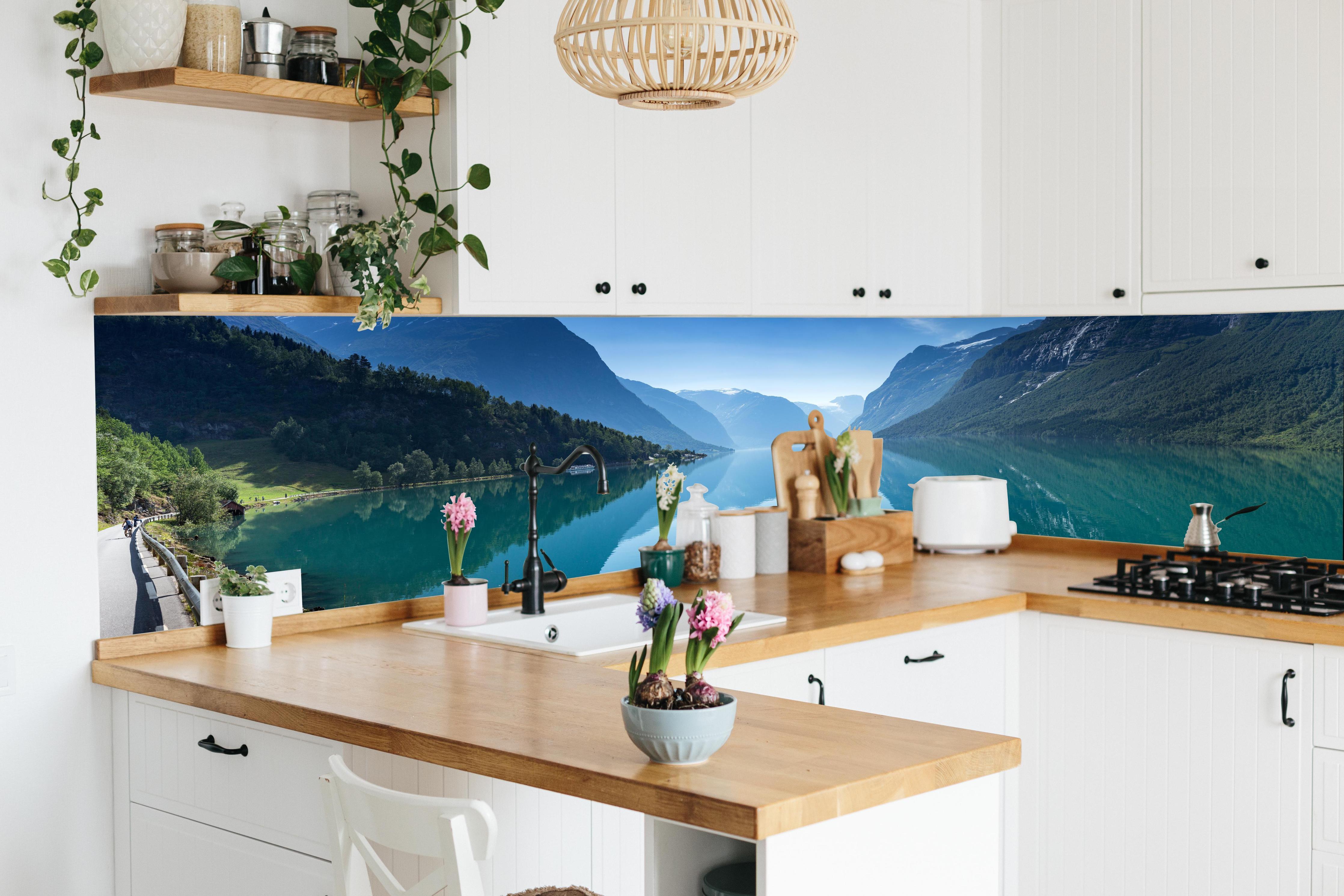 Küche - Lovatnet See - Norwegen in lebendiger Küche mit bunten Blumen