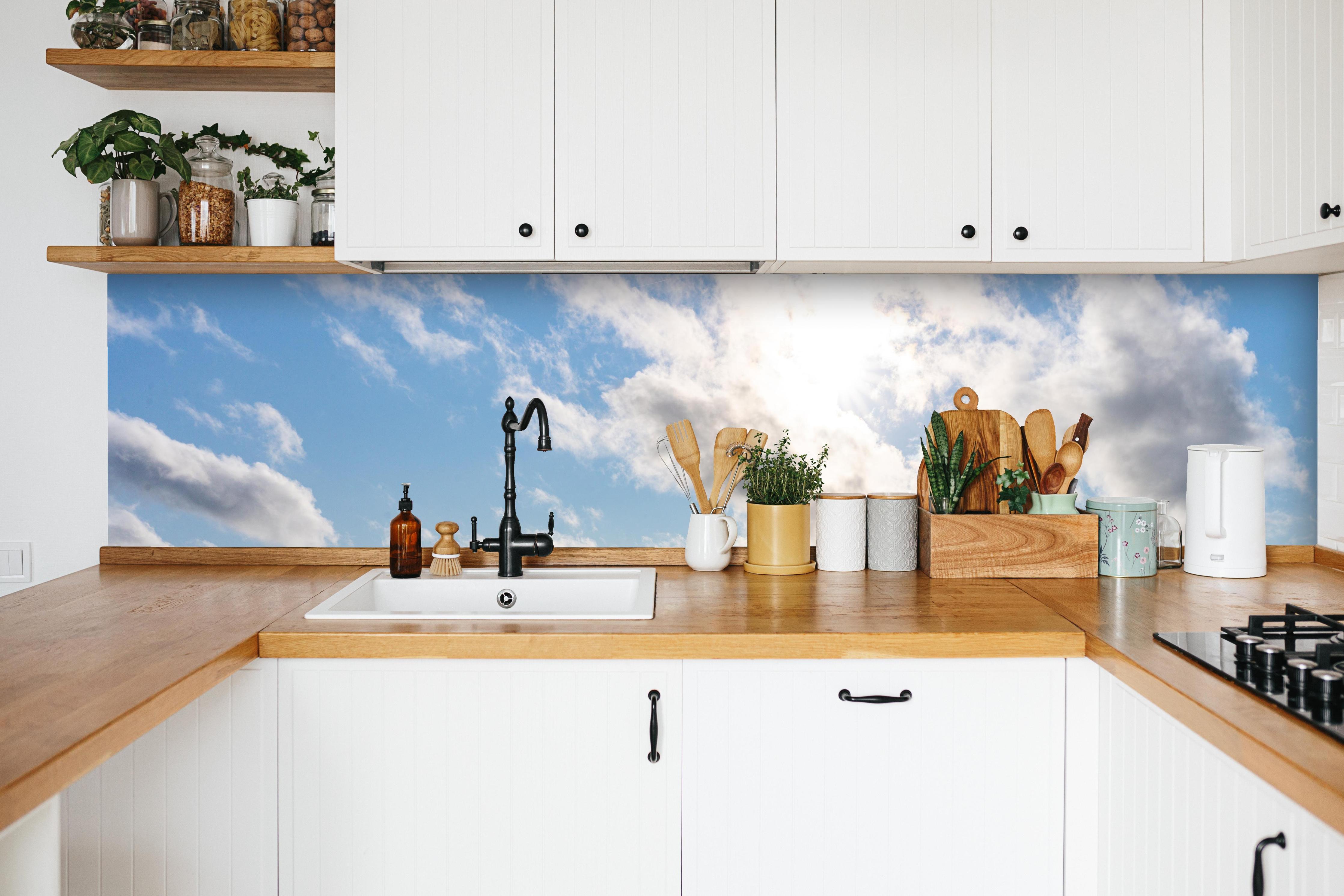 Küche - Lübecker Bucht an der Ostsee in weißer Küche hinter Gewürzen und Kochlöffeln aus Holz