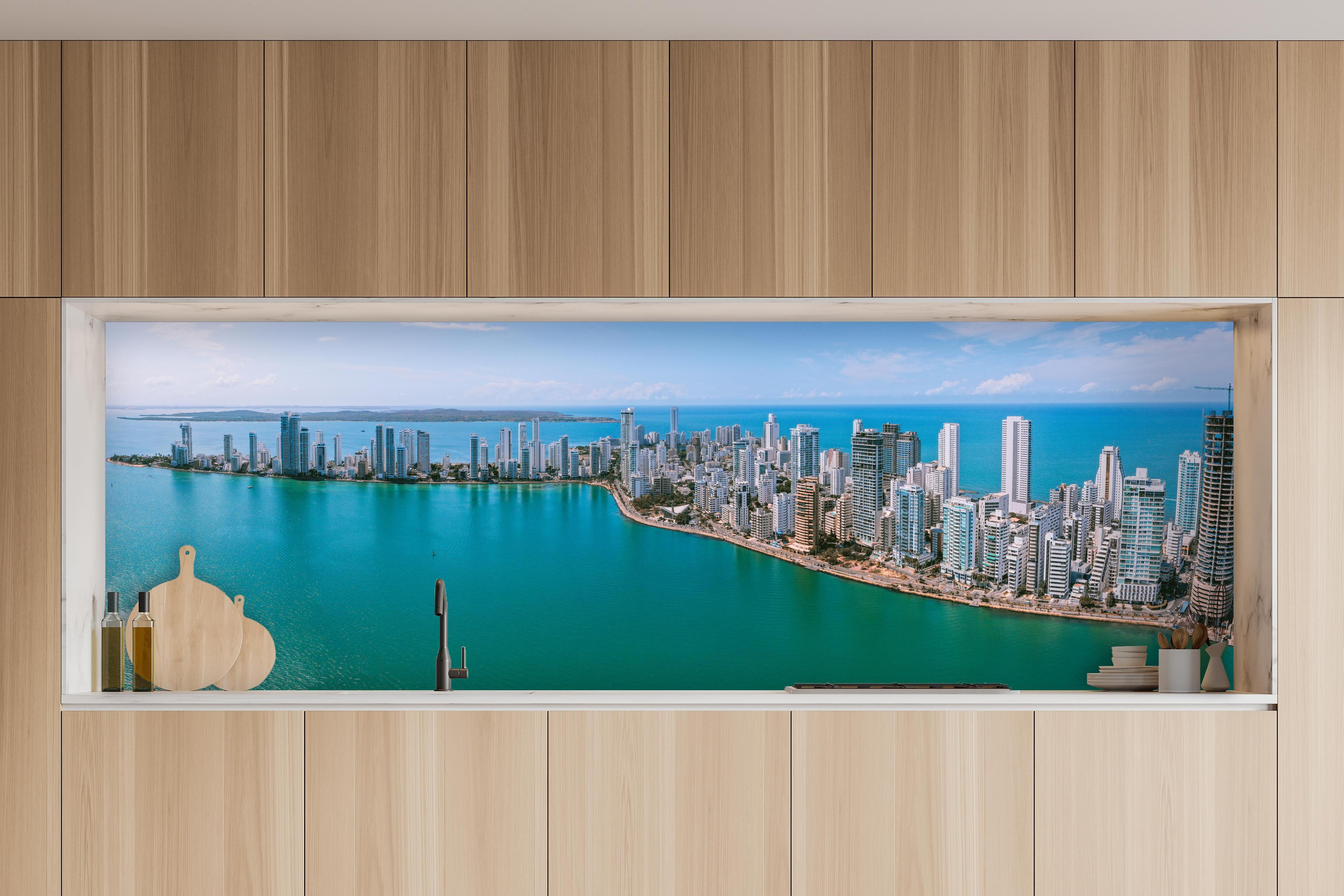 Küche - Luftaufnahme von Cartagena Bocagrande in charakteristischer Vollholz-Küche mit modernem Gasherd