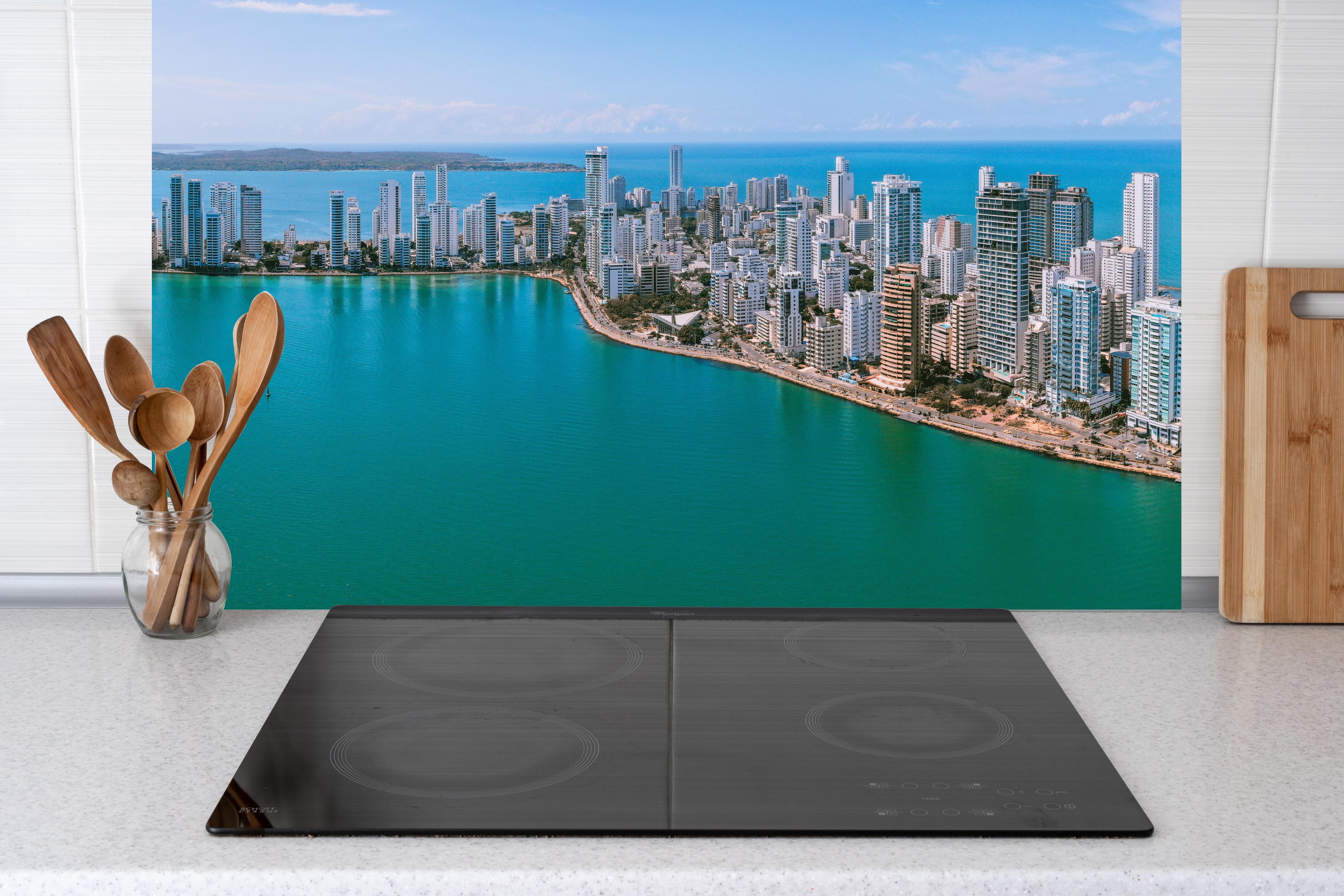 Küche - Luftaufnahme von Cartagena Bocagrande hinter Cerankochfeld und Holz-Kochutensilien