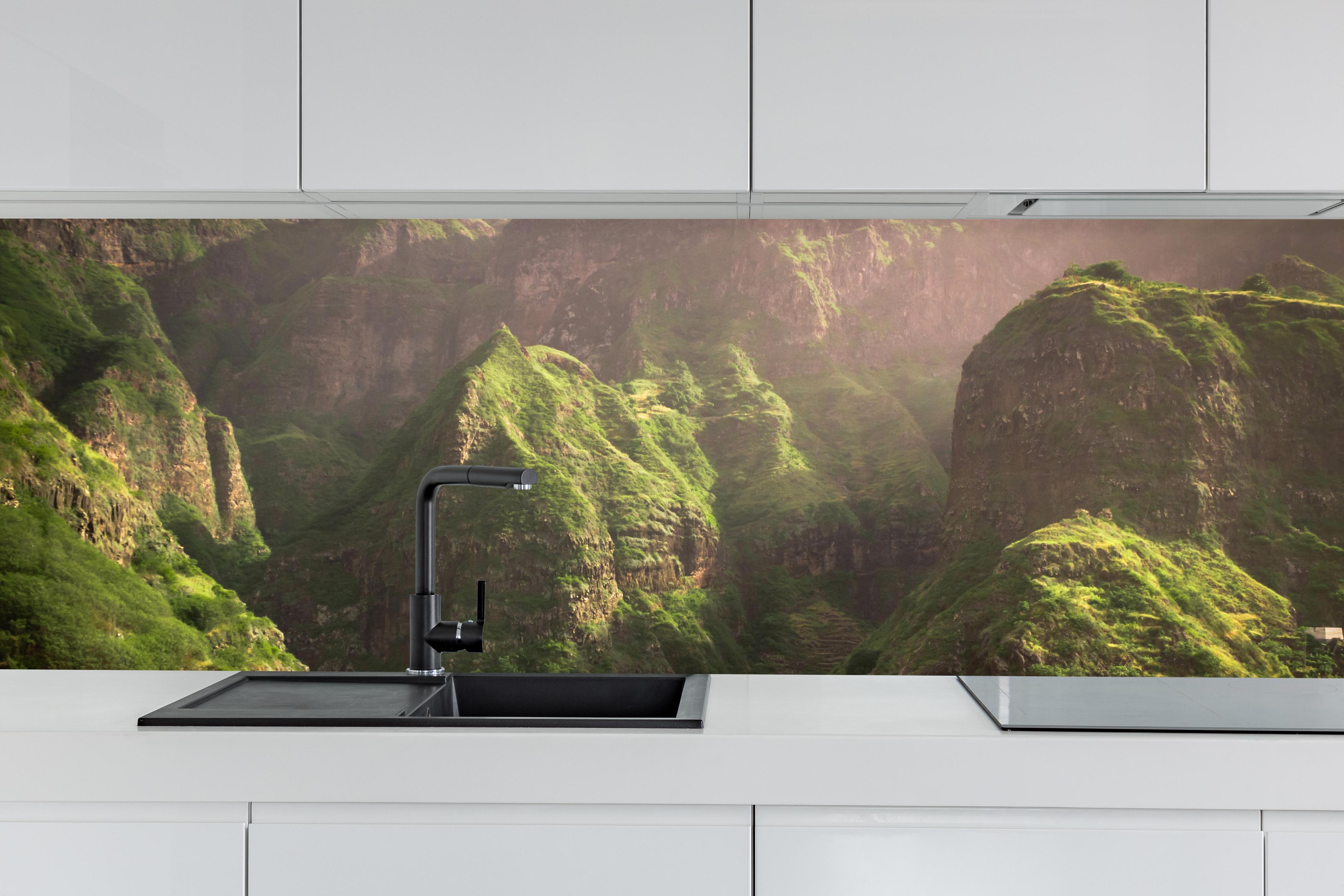 Küche - Luftaufnahme von Fontainhas - Kabo Verde hinter weißen Hochglanz-Küchenregalen und schwarzem Wasserhahn