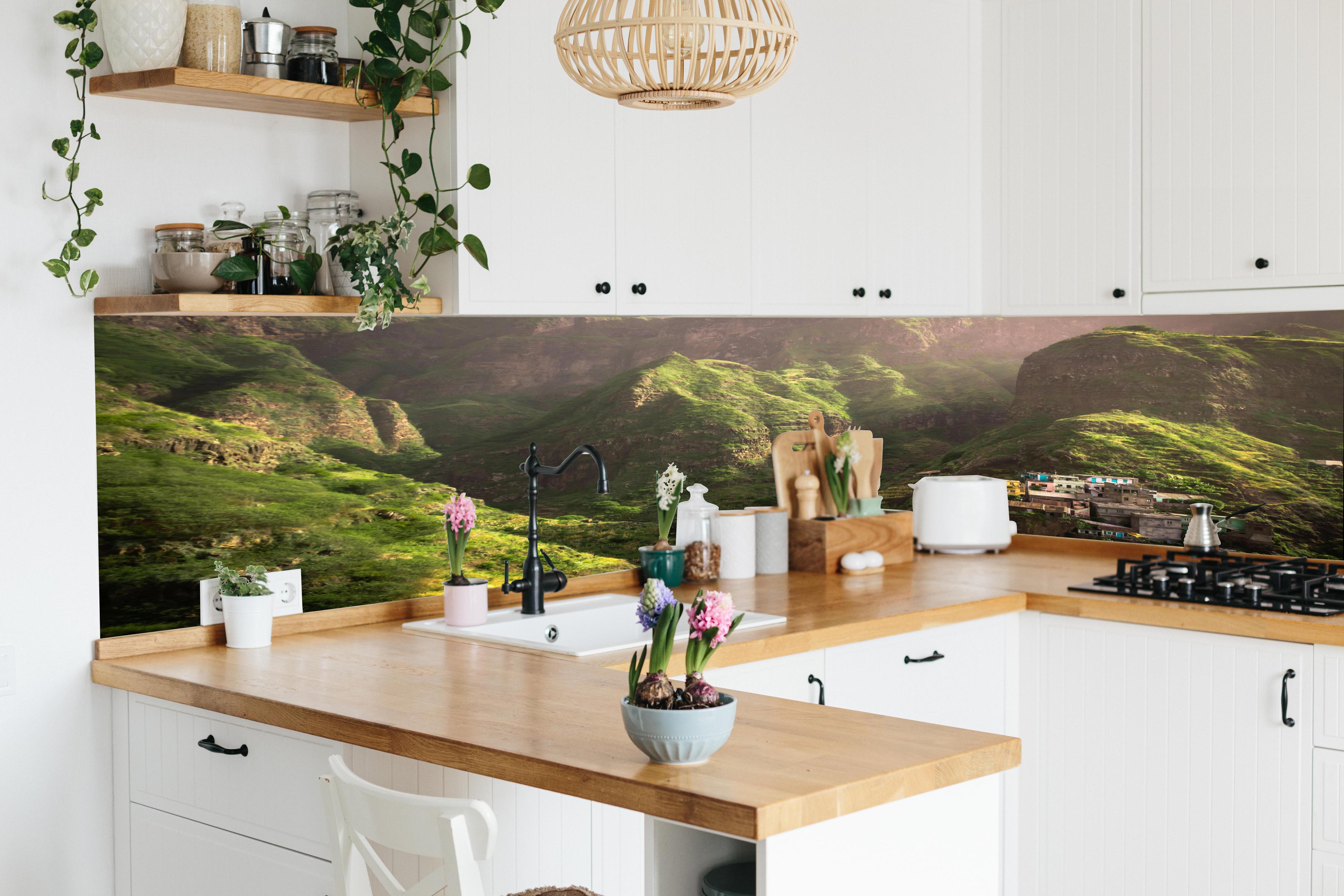 Küche - Luftaufnahme von Fontainhas - Kabo Verde in lebendiger Küche mit bunten Blumen