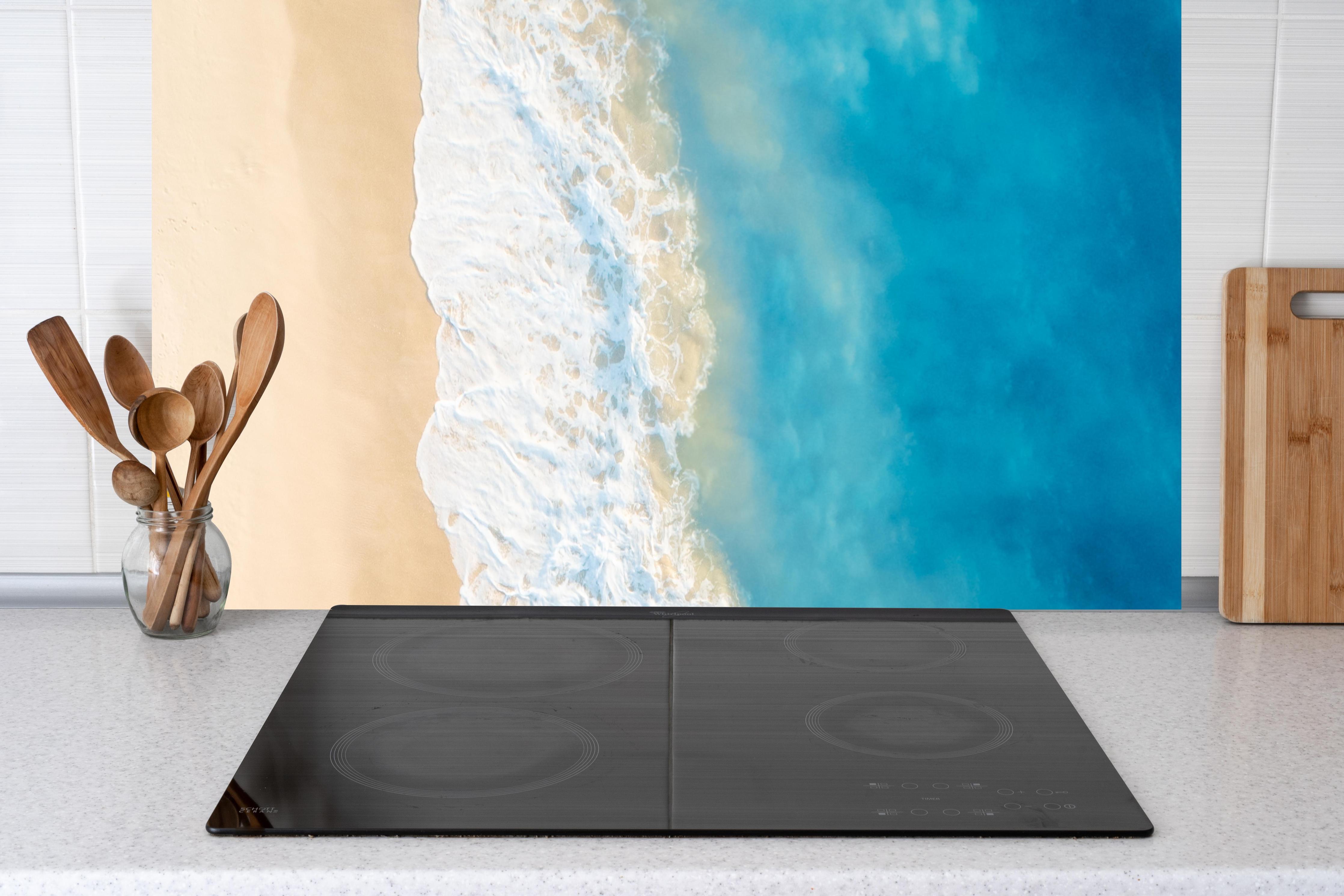 Küche - Luftaufnahme von Regenschirm hinter Cerankochfeld und Holz-Kochutensilien