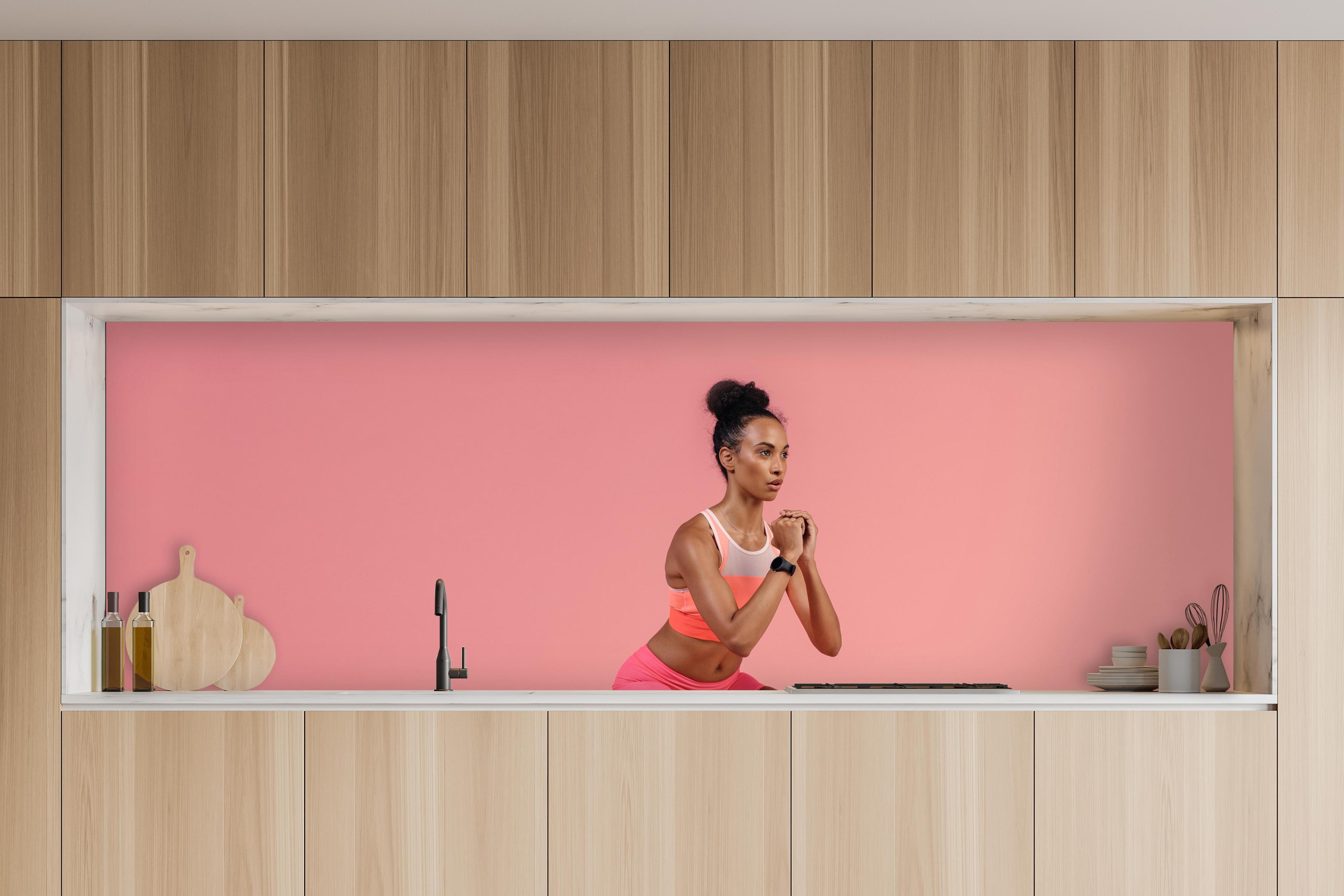 Küche - Marinen-blaues Stein Muster in charakteristischer Vollholz-Küche mit modernem Gasherd