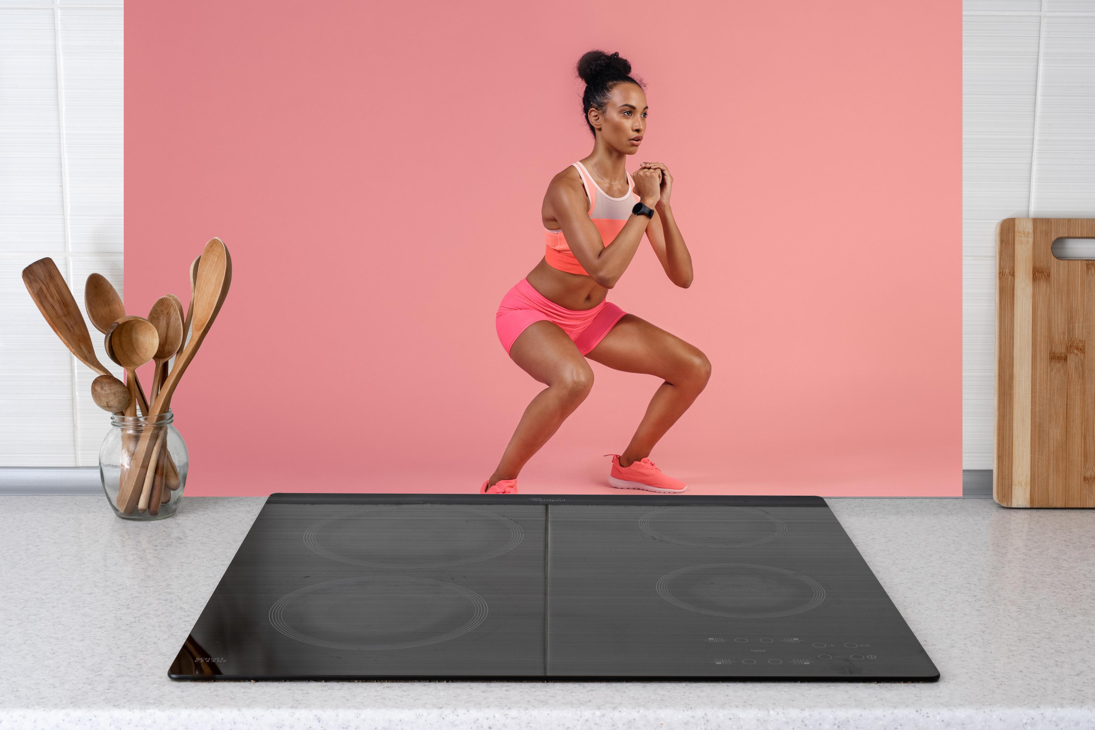 Küche - Marinen-blaues Stein Muster hinter Cerankochfeld und Holz-Kochutensilien