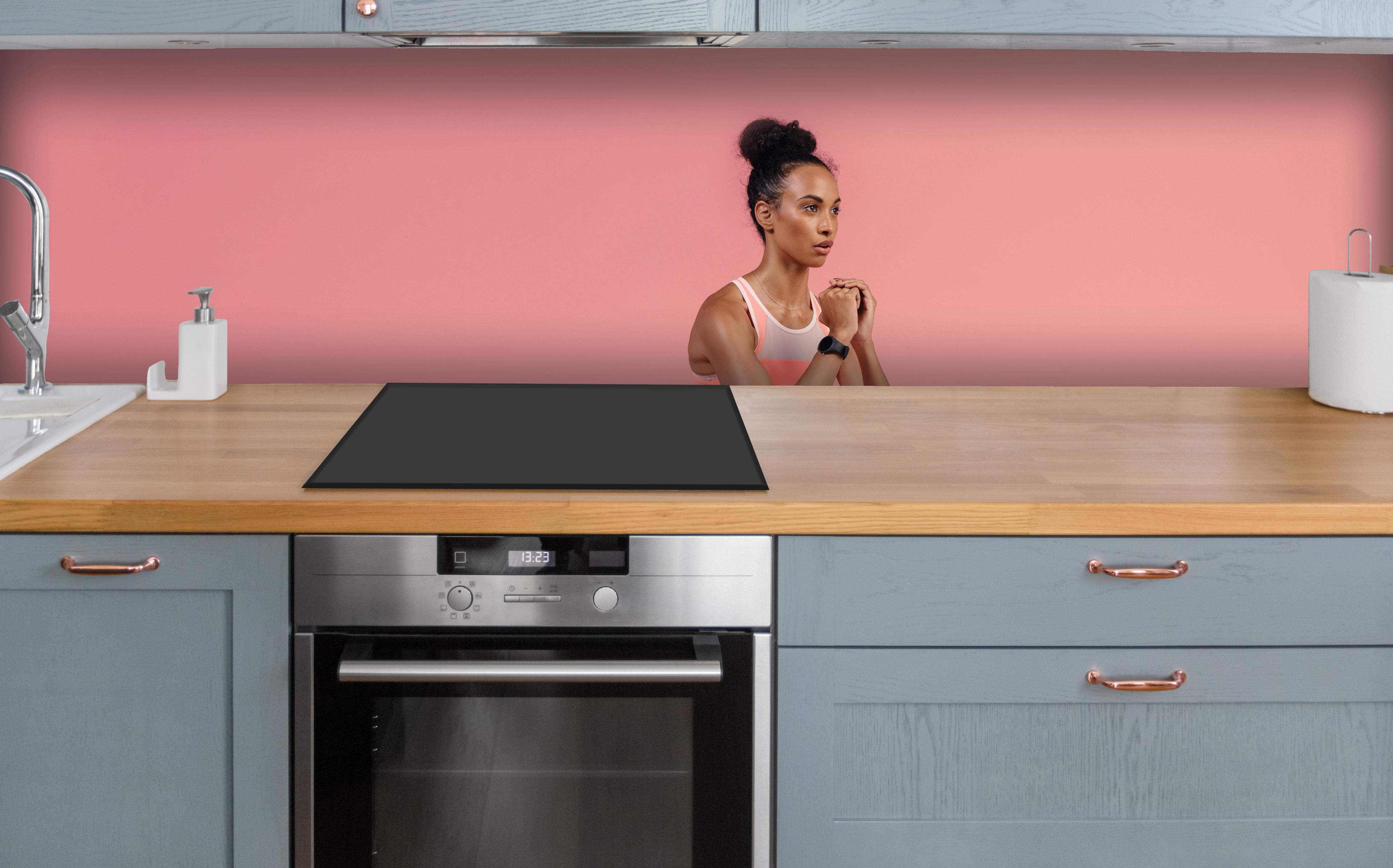 Küche - Marinen-blaues Stein Muster über polierter Holzarbeitsplatte mit Cerankochfeld