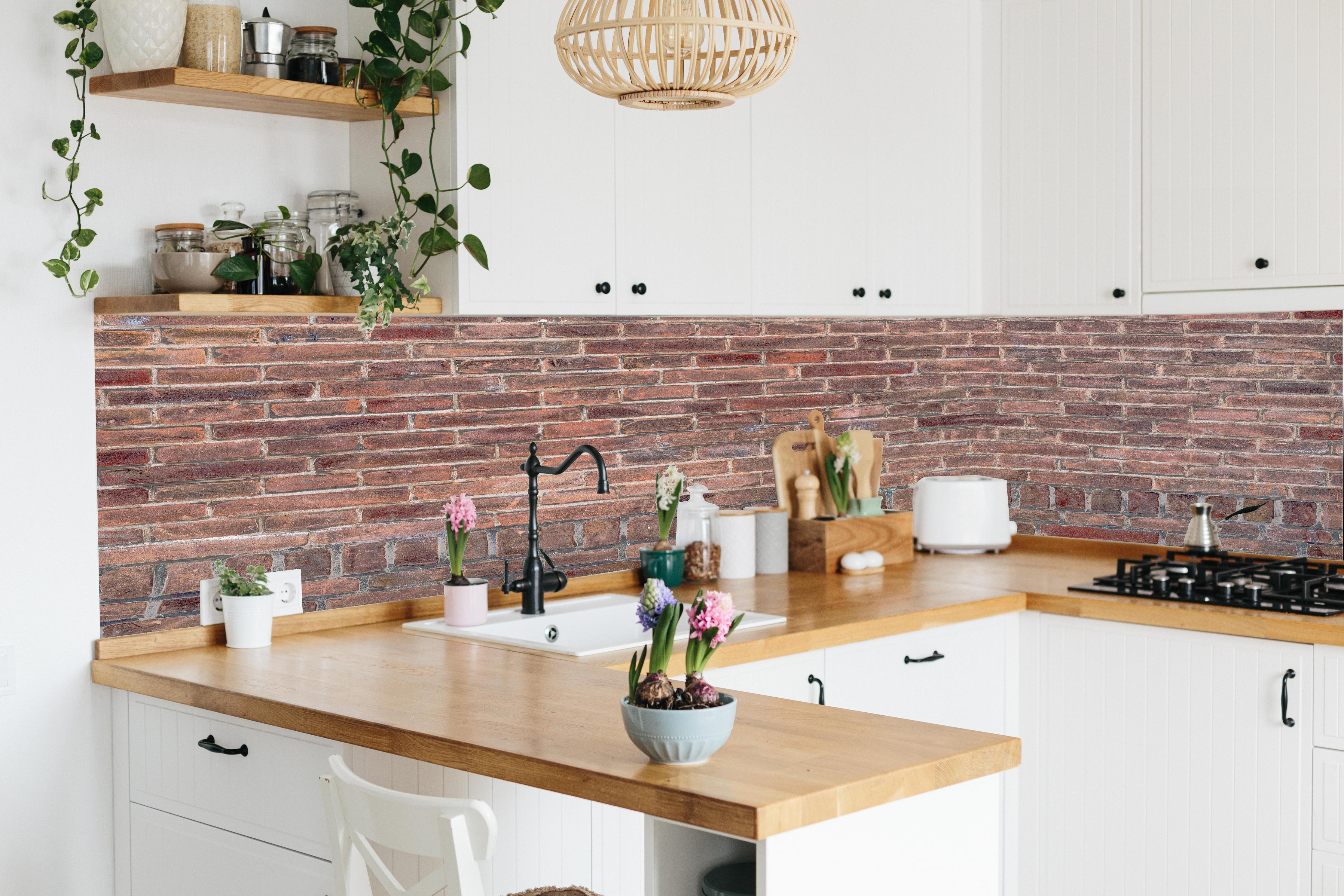 Küche - Mauerstruktur aus alten braunen Ziegeln in lebendiger Küche mit bunten Blumen