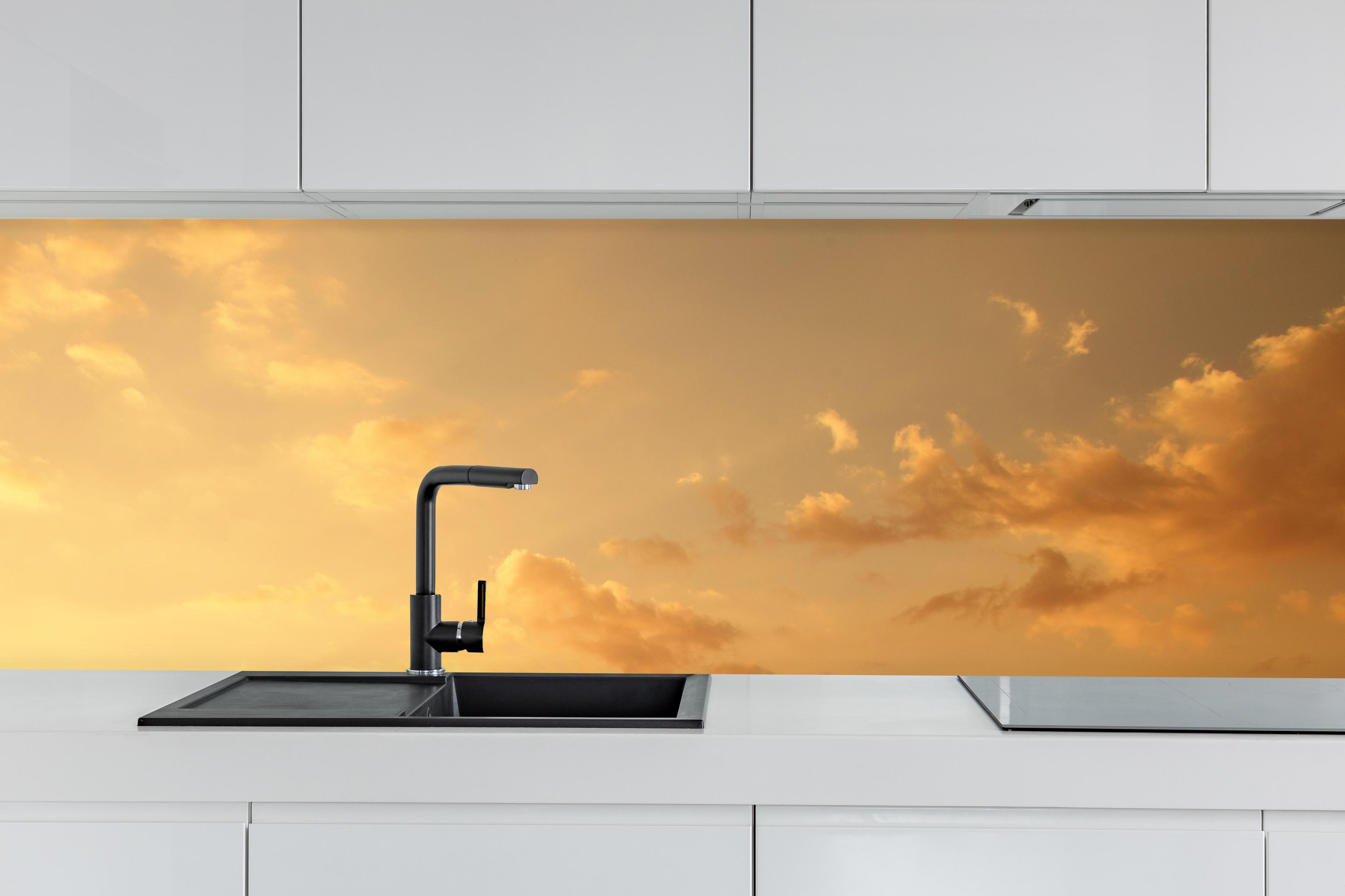 Küche - Militärische Truppen hinter weißen Hochglanz-Küchenregalen und schwarzem Wasserhahn