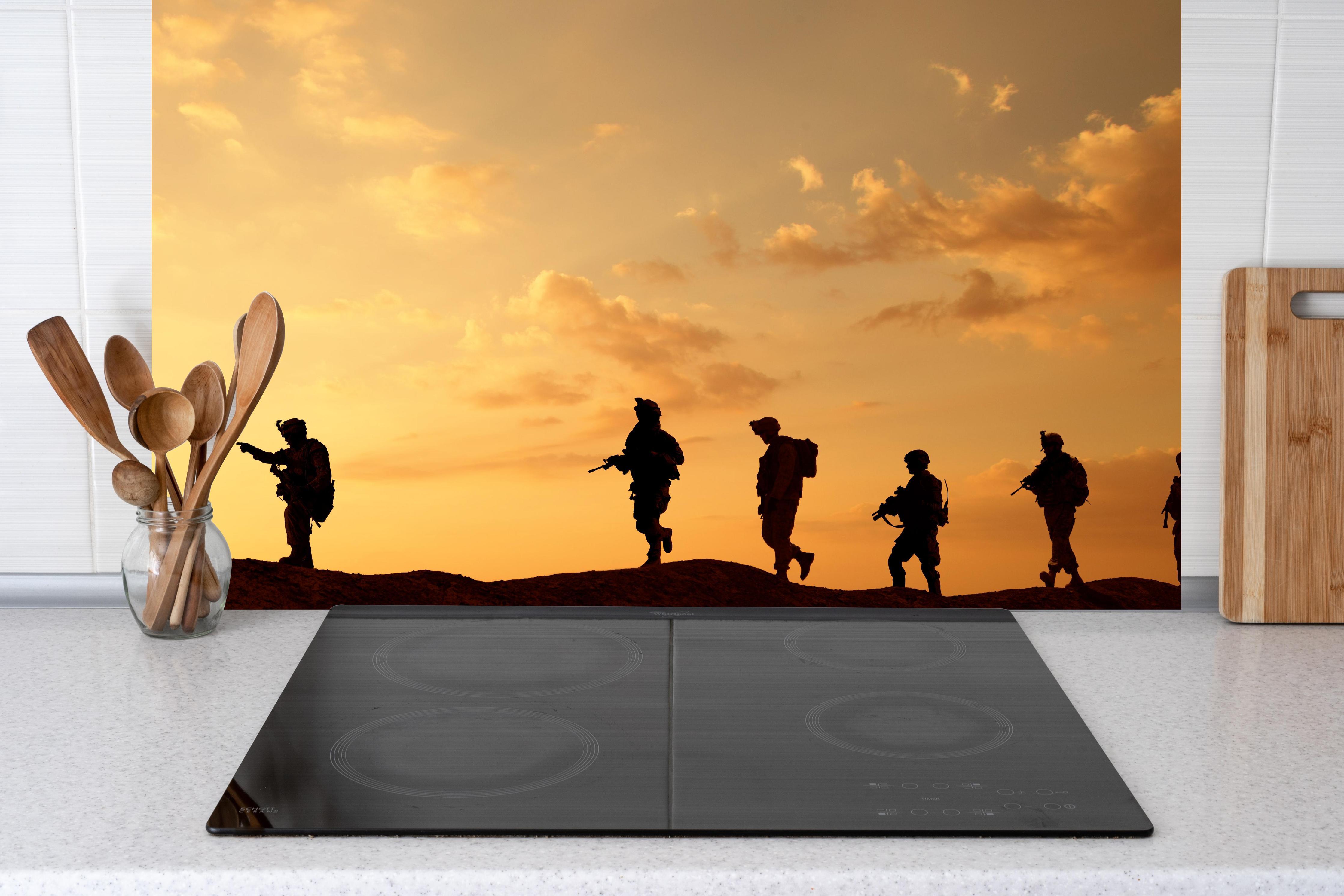 Küche - Militärische Truppen hinter Cerankochfeld und Holz-Kochutensilien