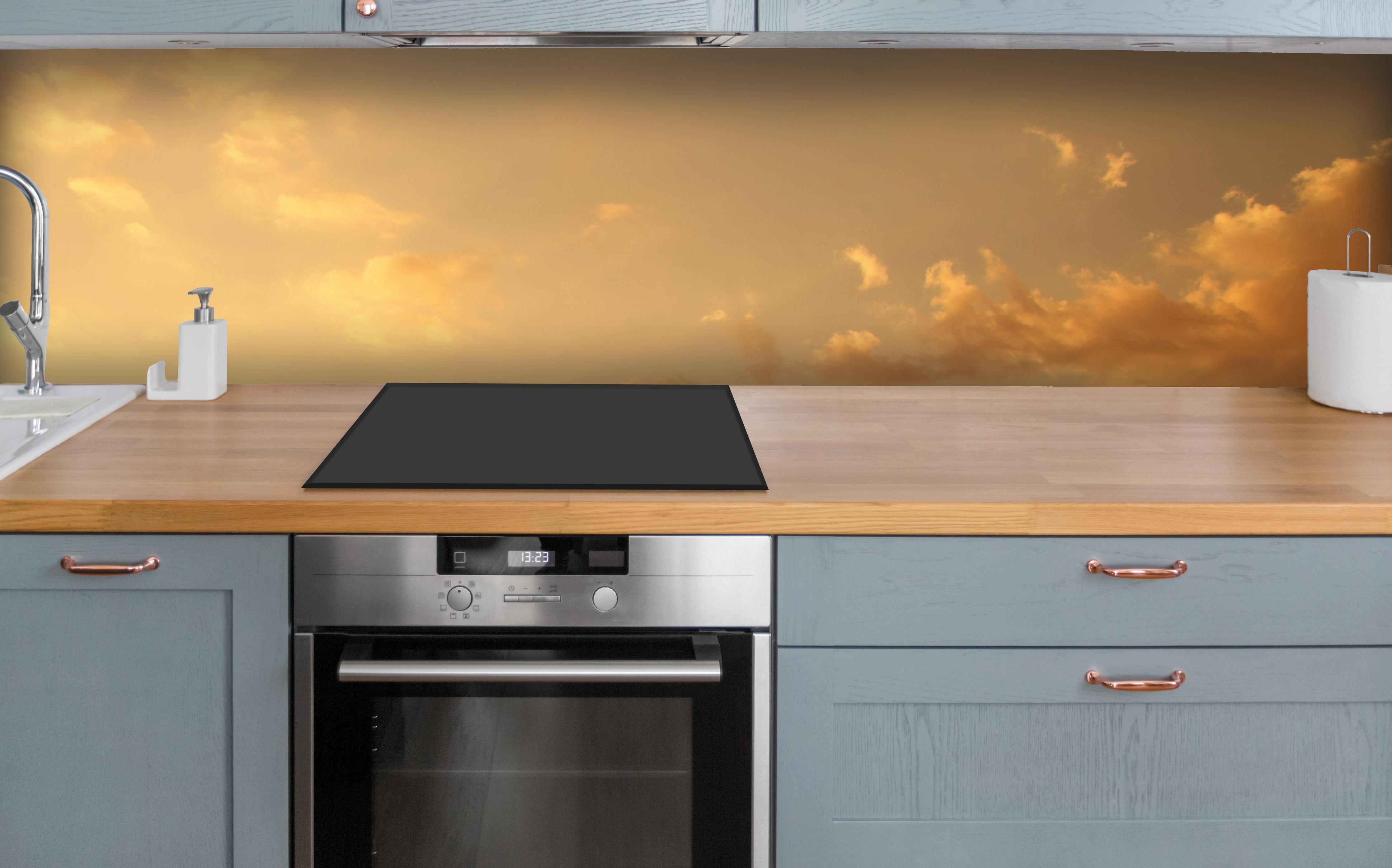 Küche - Militärische Truppen über polierter Holzarbeitsplatte mit Cerankochfeld