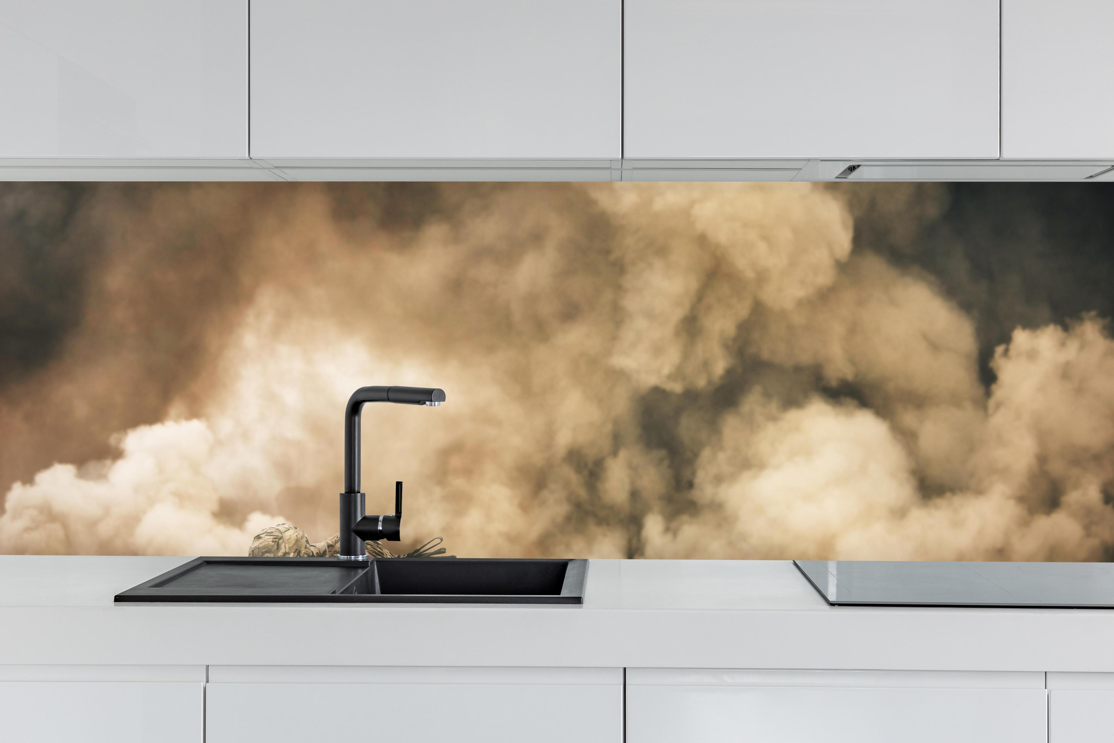 Küche - Militärsoldat hinter weißen Hochglanz-Küchenregalen und schwarzem Wasserhahn