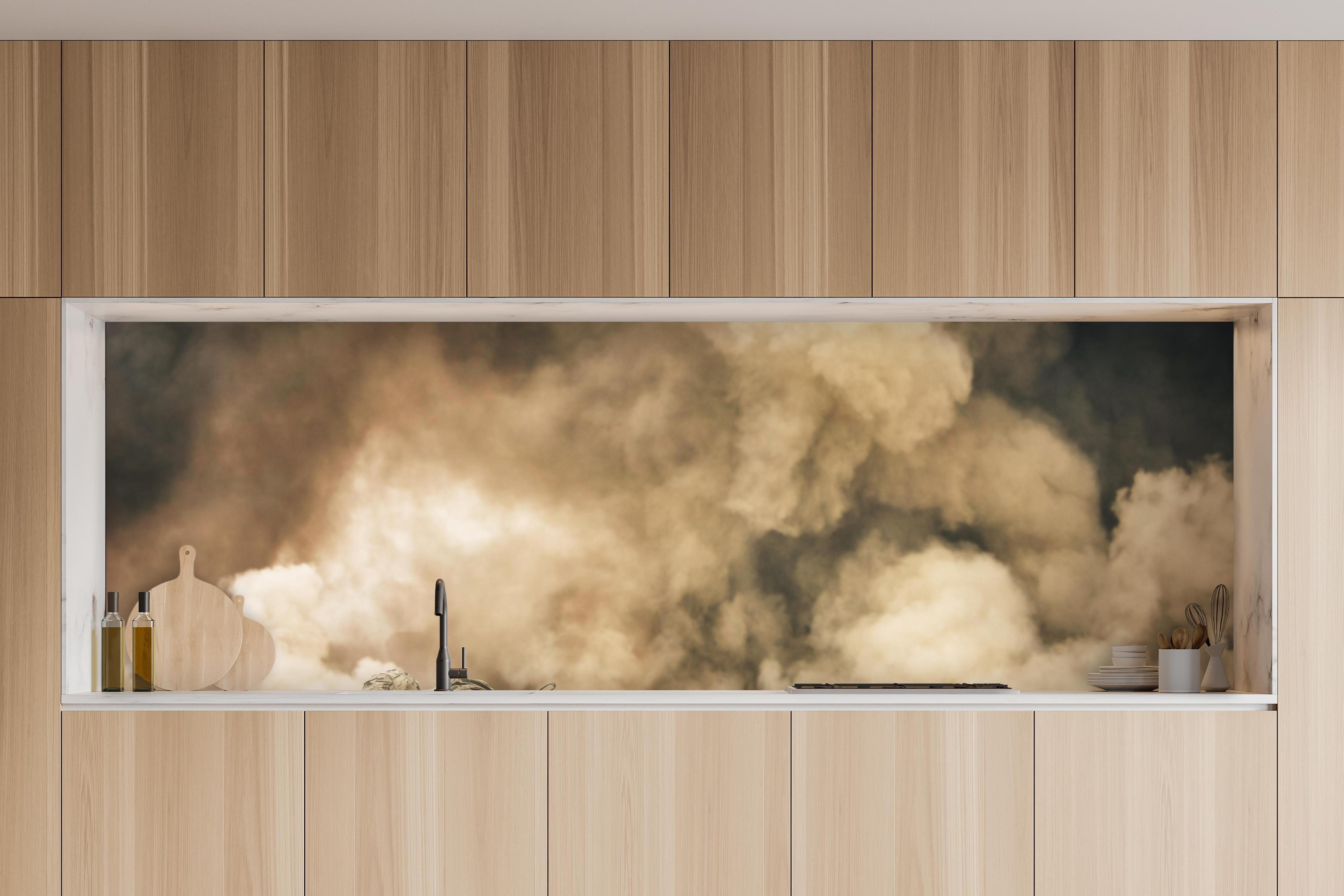 Küche - Militärsoldat in charakteristischer Vollholz-Küche mit modernem Gasherd