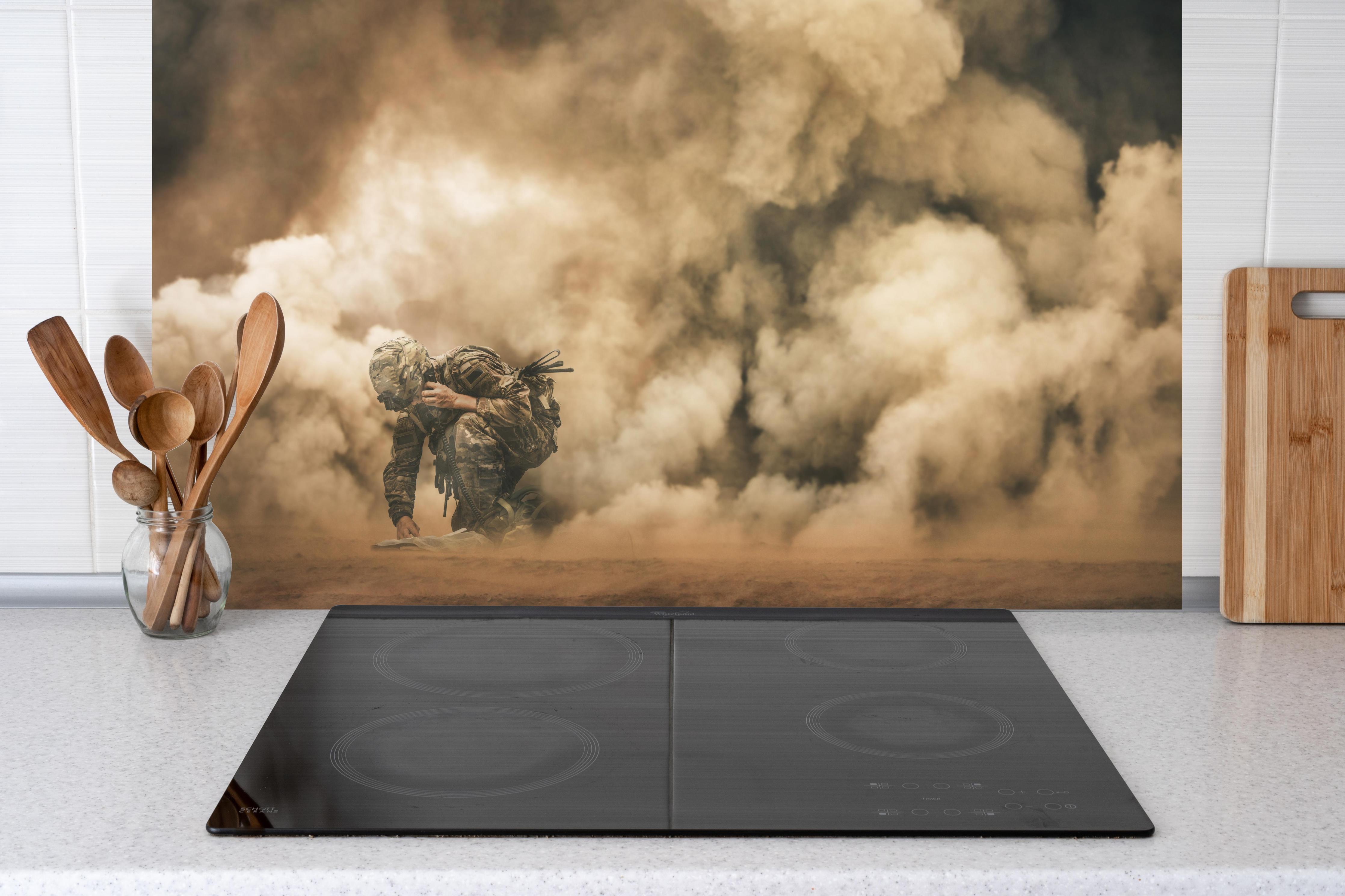 Küche - Militärsoldat hinter Cerankochfeld und Holz-Kochutensilien