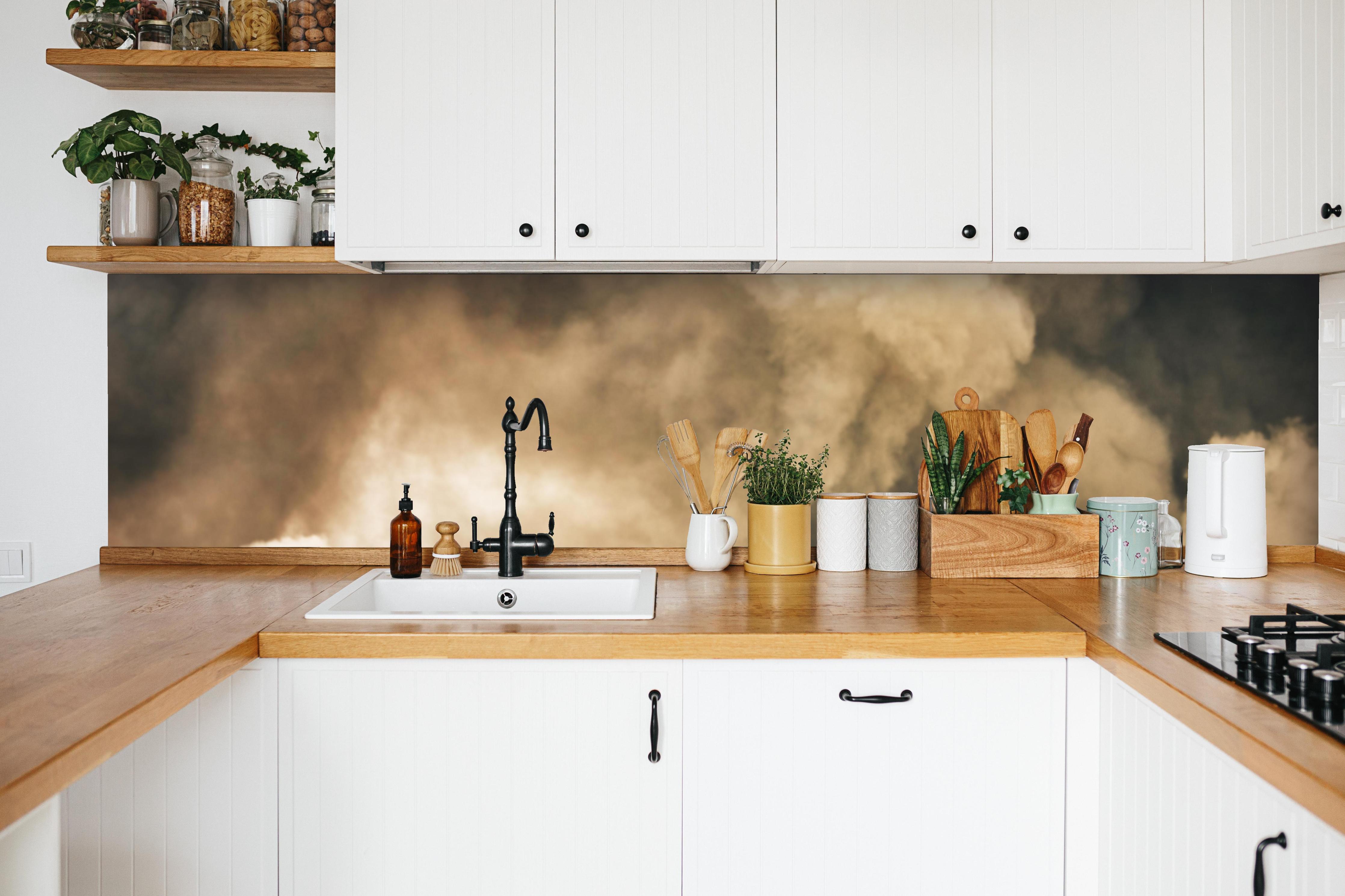 Küche - Militärsoldat in weißer Küche hinter Gewürzen und Kochlöffeln aus Holz