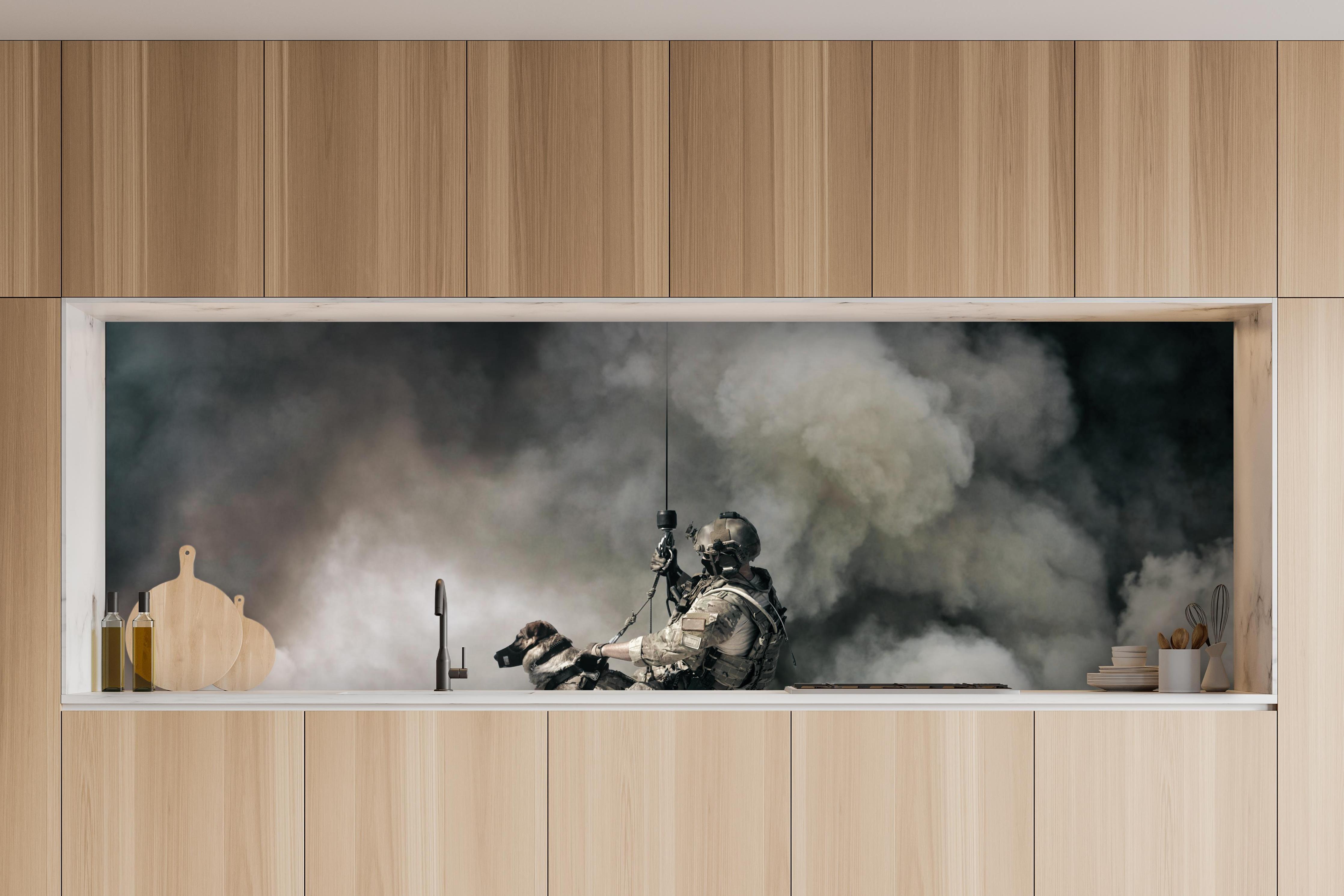 Küche - Militärsoldat mit Hund in charakteristischer Vollholz-Küche mit modernem Gasherd