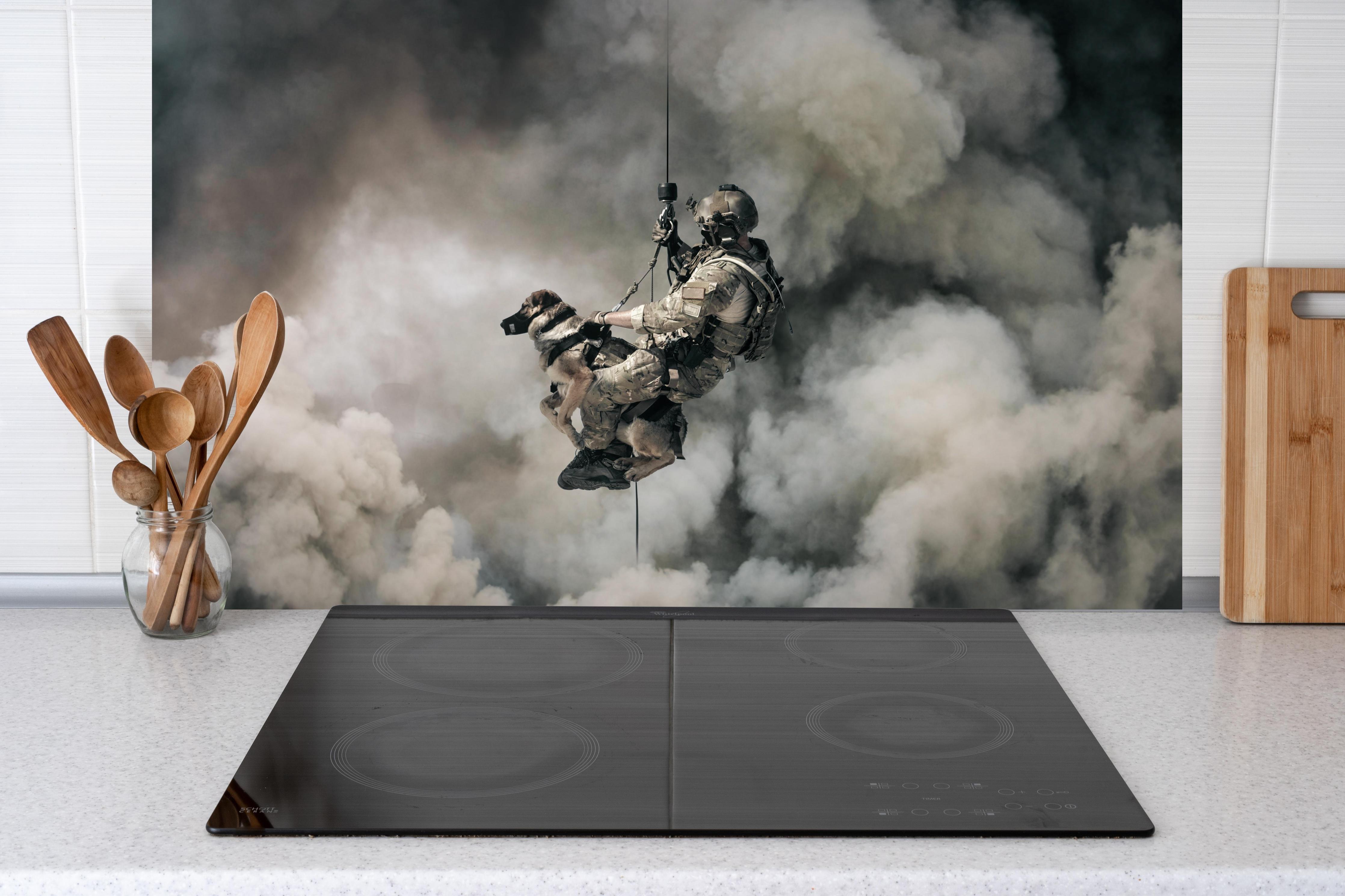 Küche - Militärsoldat mit Hund hinter Cerankochfeld und Holz-Kochutensilien