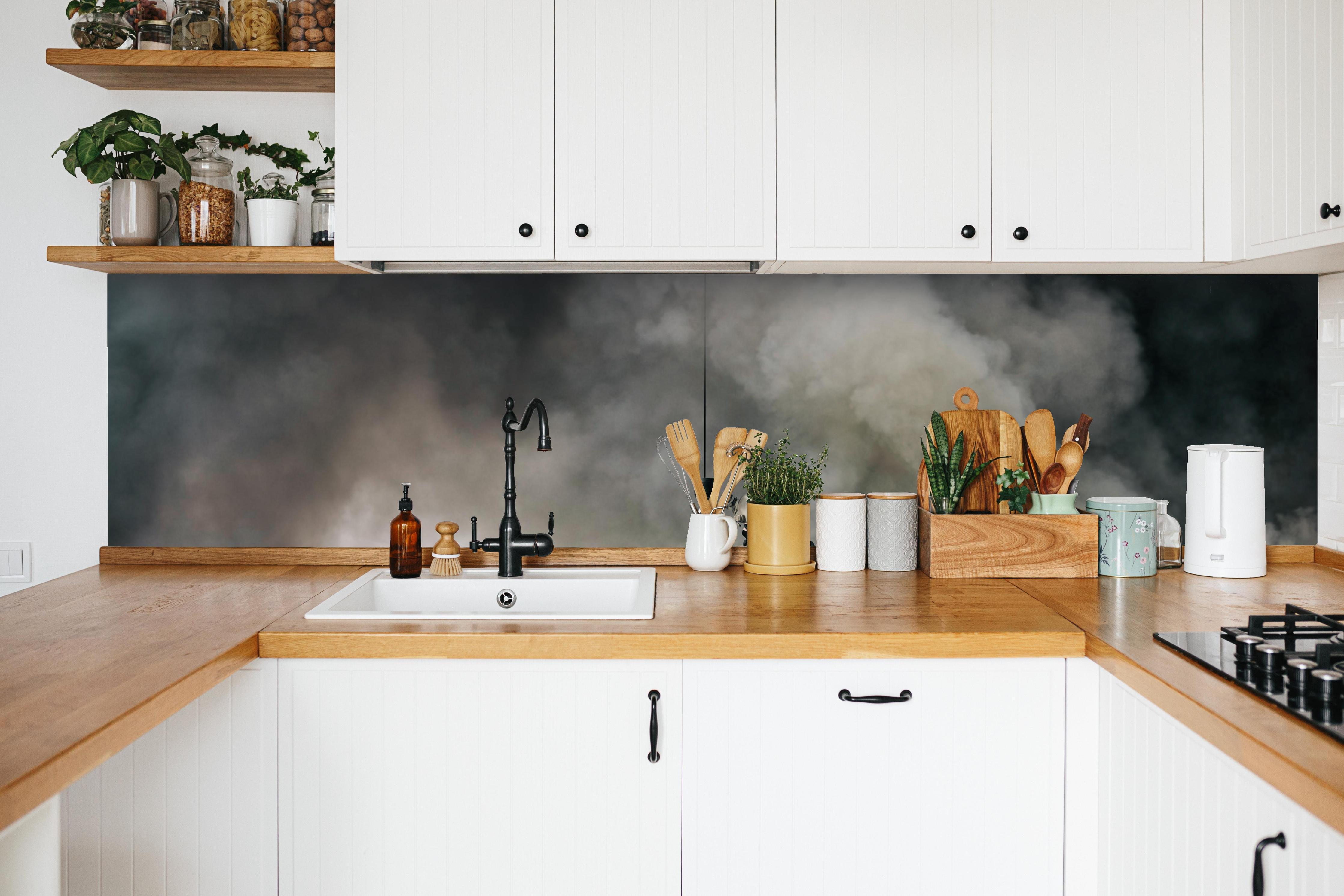 Küche - Militärsoldat mit Hund in weißer Küche hinter Gewürzen und Kochlöffeln aus Holz