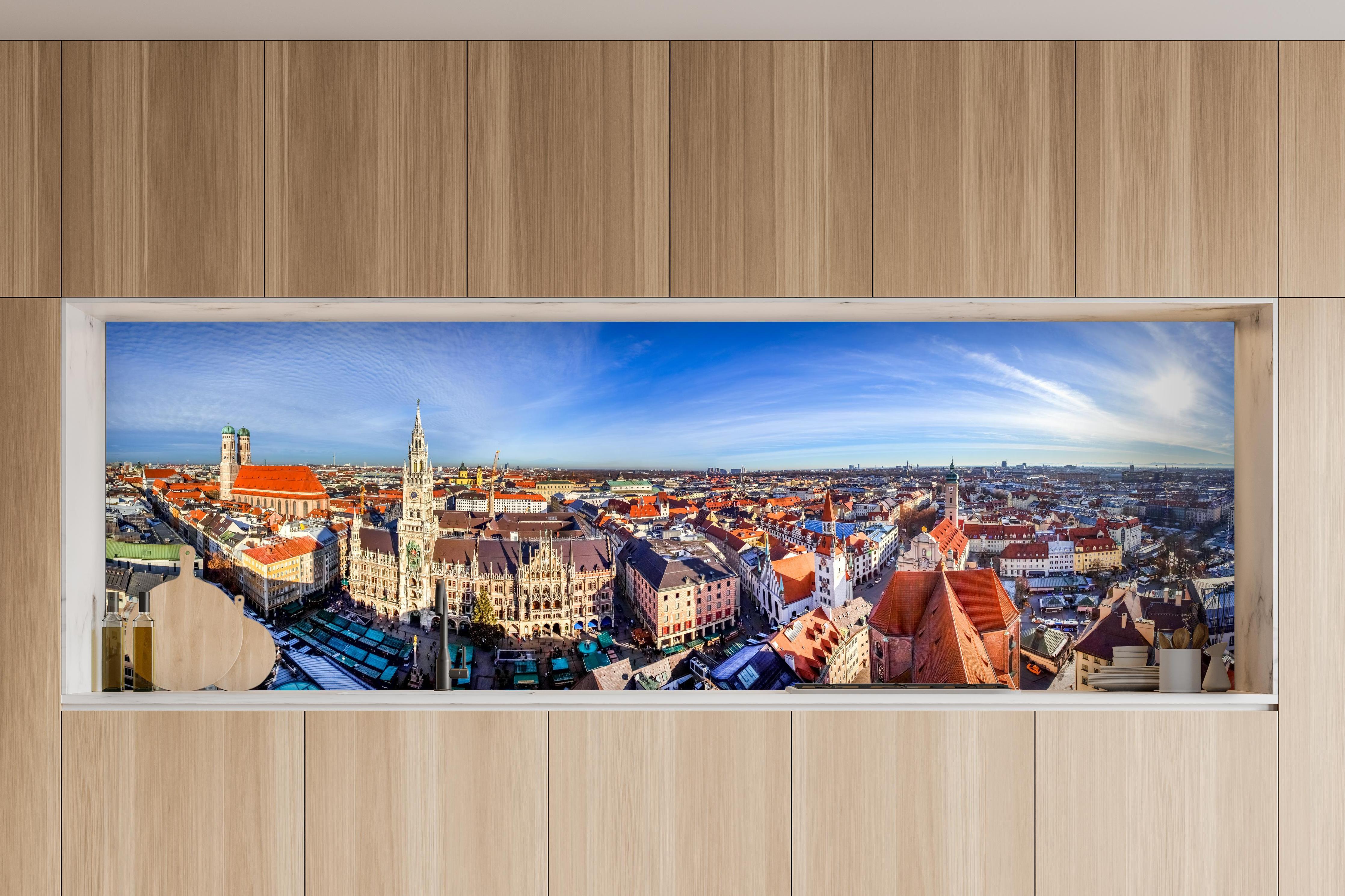 Küche - Mittagsausblick über die Stadt München in charakteristischer Vollholz-Küche mit modernem Gasherd