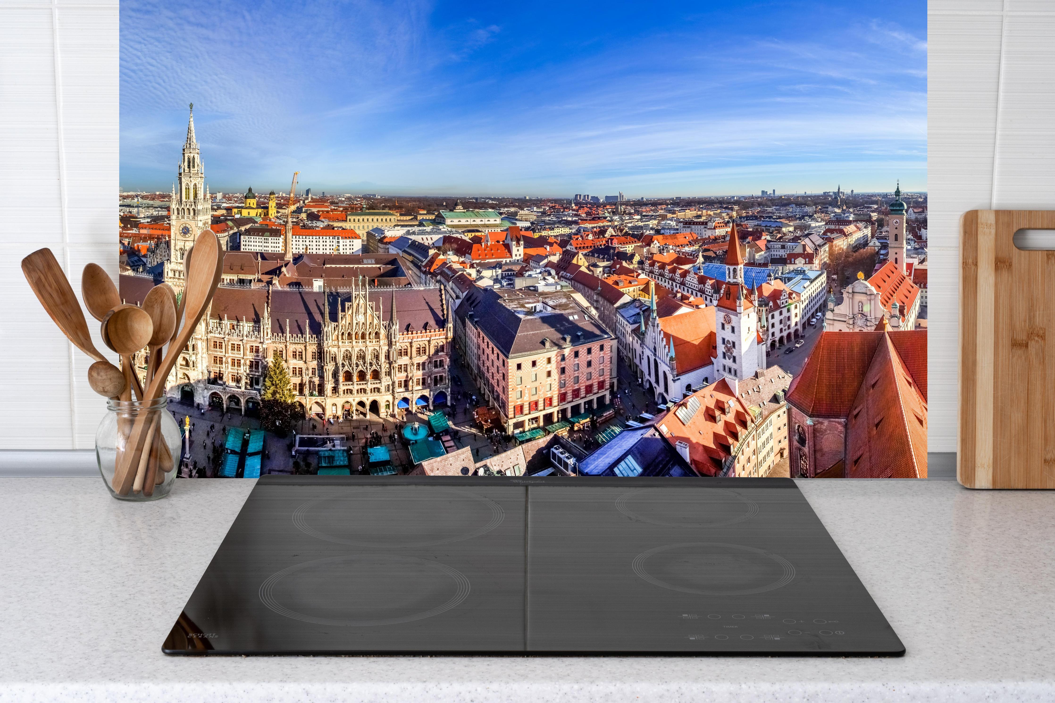 Küche - Mittagsausblick über die Stadt München hinter Cerankochfeld und Holz-Kochutensilien