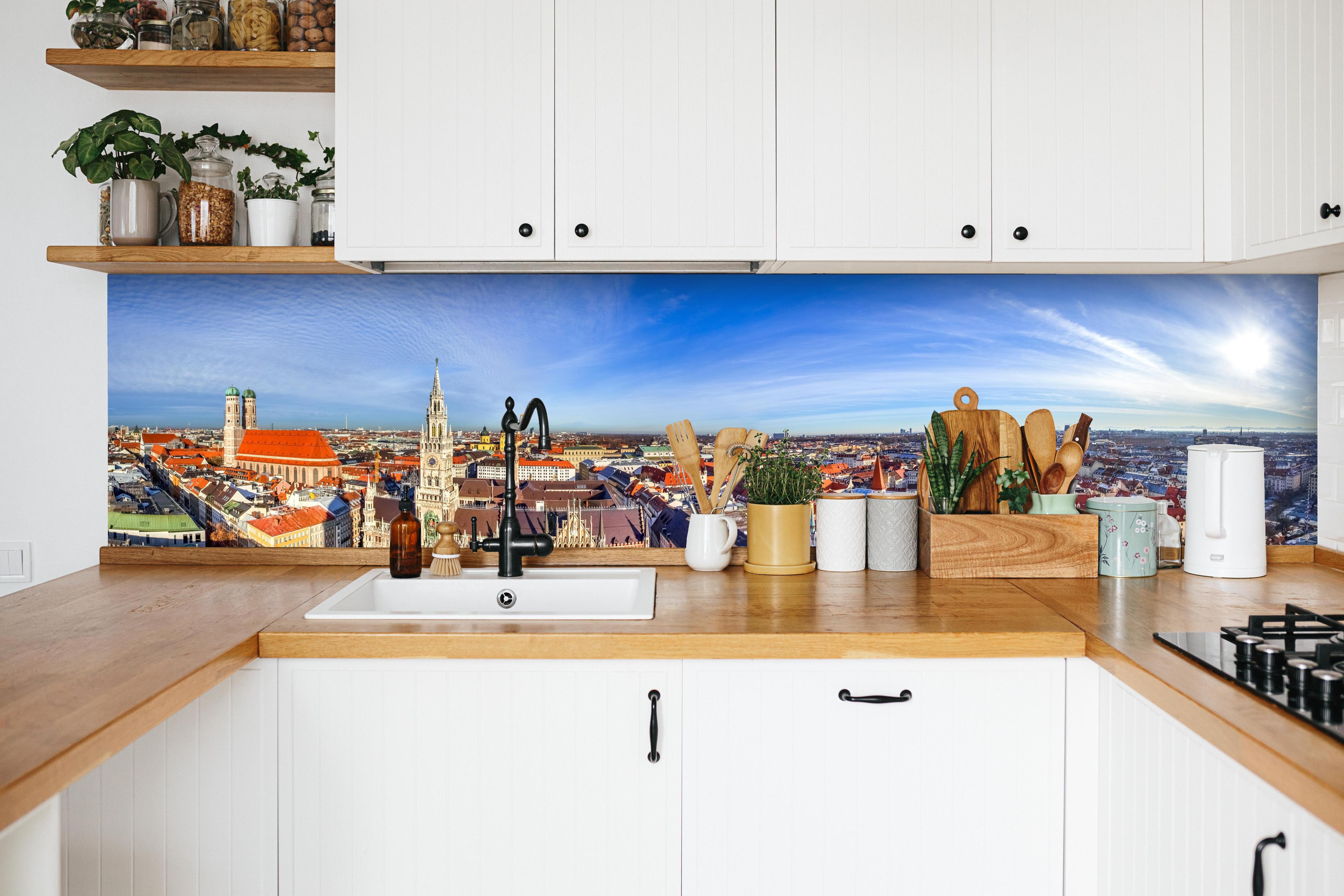 Küche - Mittagsausblick über die Stadt München in weißer Küche hinter Gewürzen und Kochlöffeln aus Holz