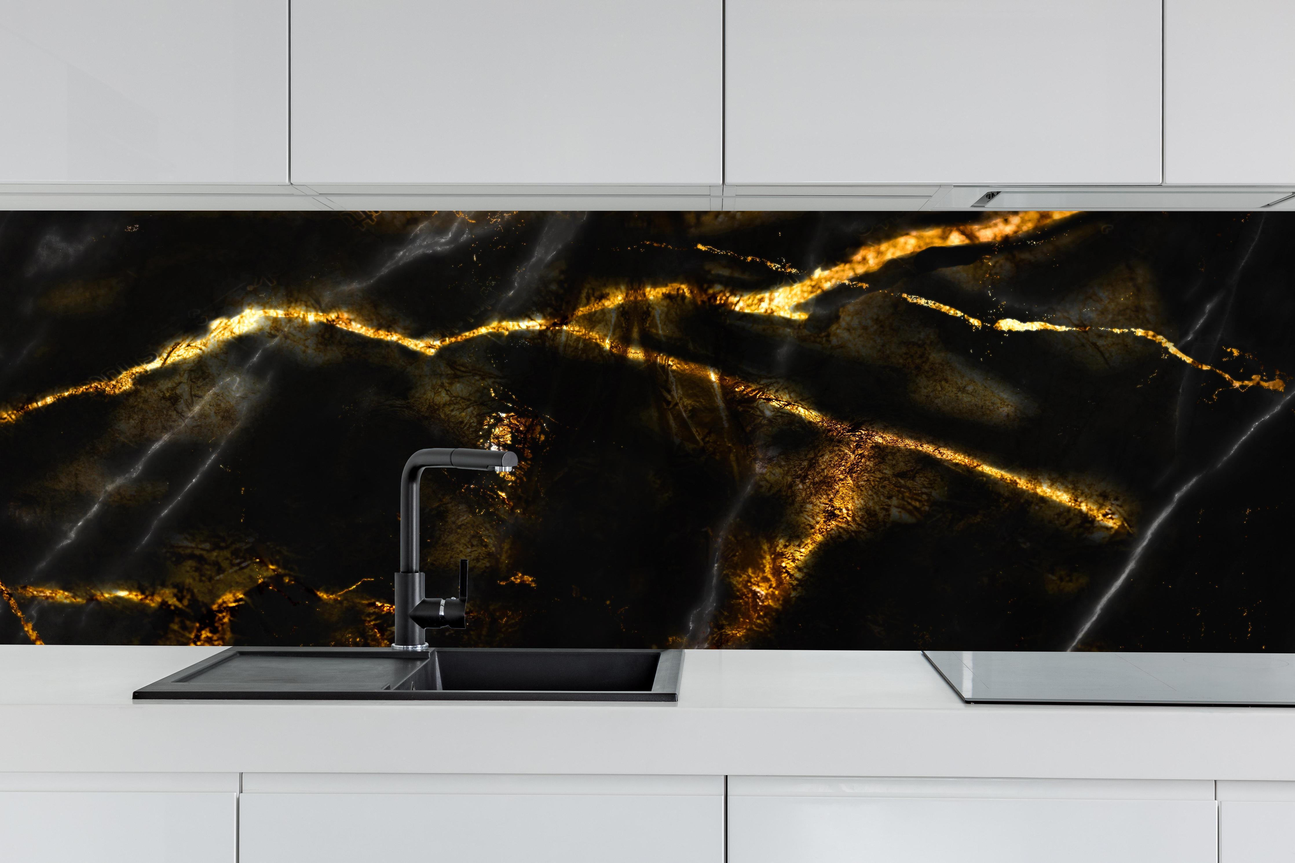 Küche - Monocolor Alkohol Tinte Marmorierung hinter weißen Hochglanz-Küchenregalen und schwarzem Wasserhahn