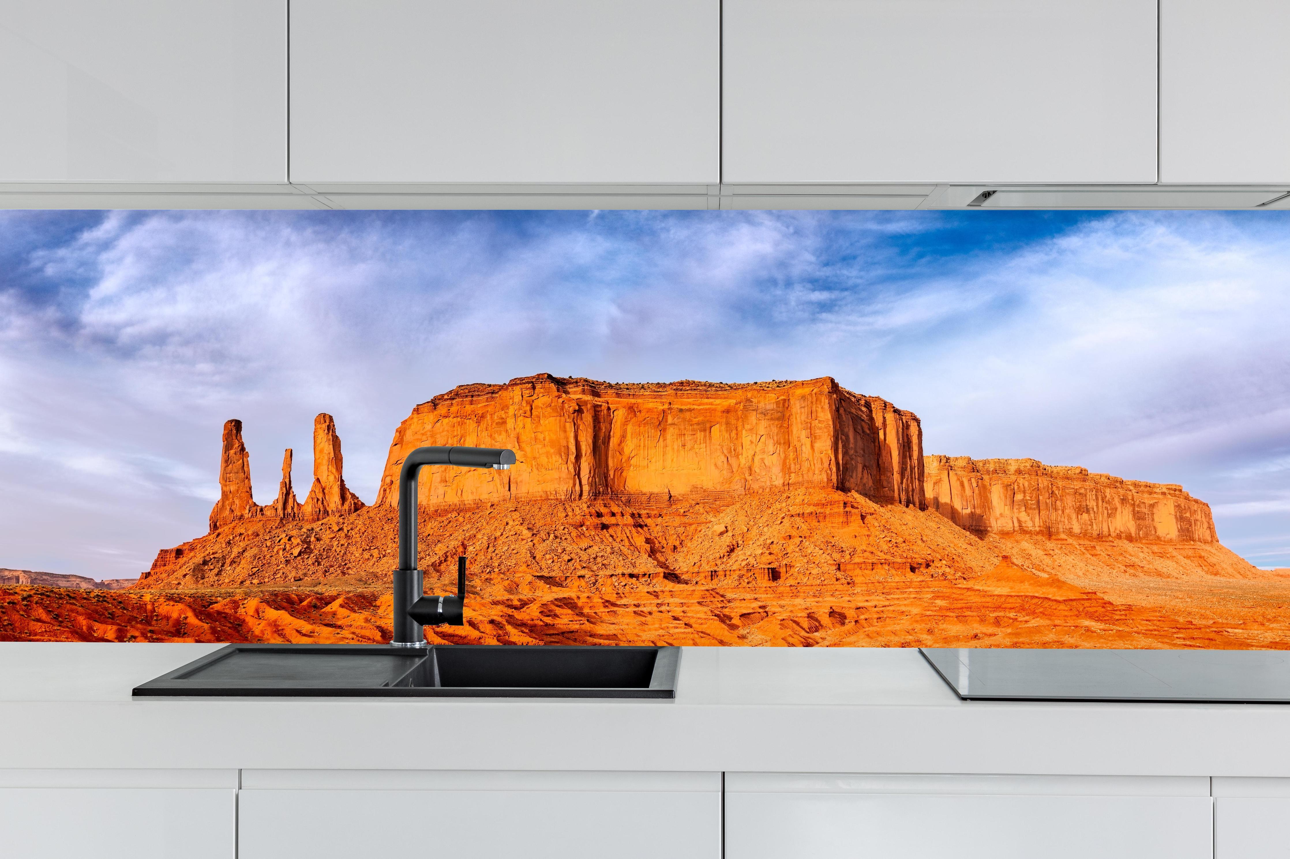 Küche - Monumentale Tallandschaft hinter weißen Hochglanz-Küchenregalen und schwarzem Wasserhahn