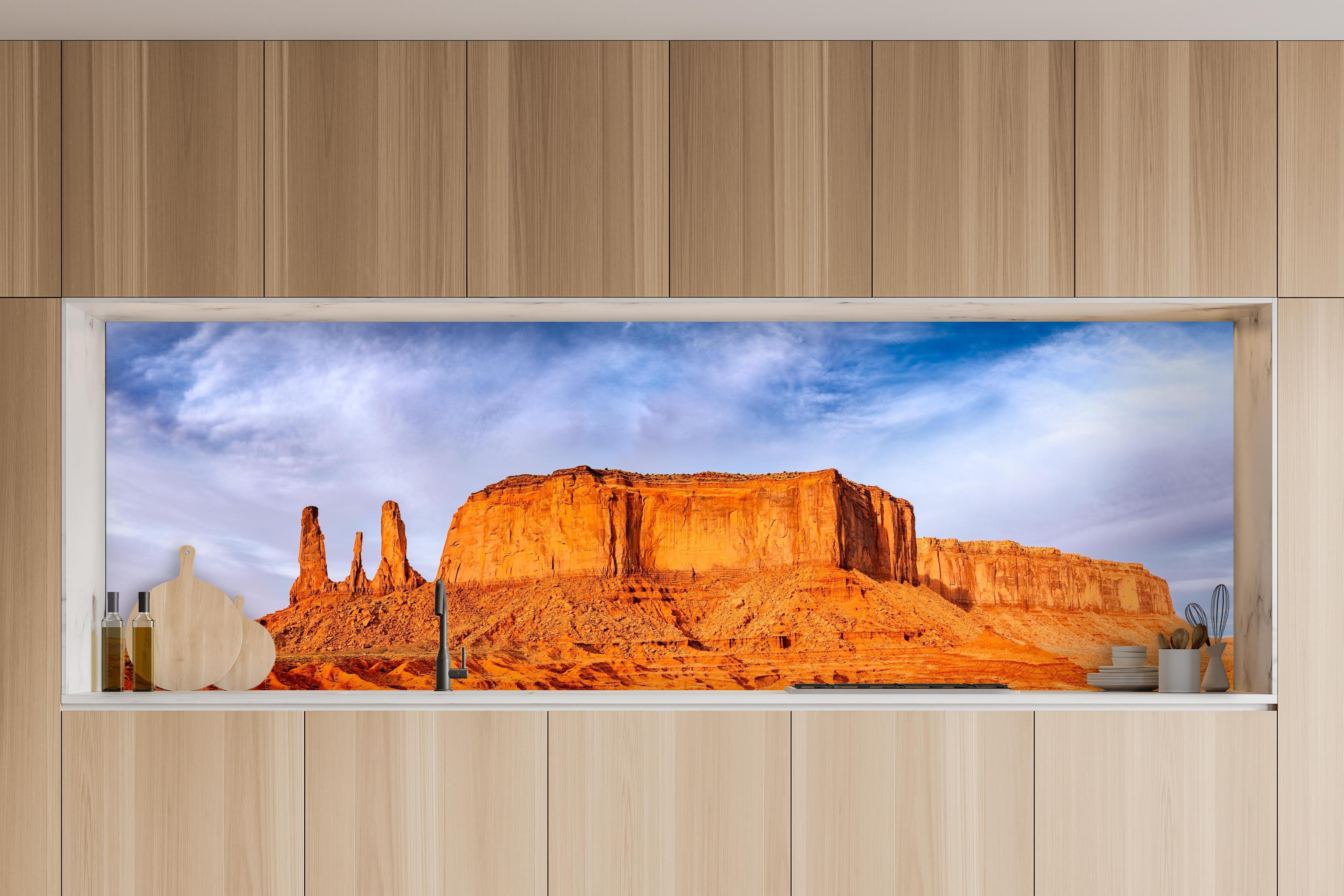 Küche - Monumentale Tallandschaft in charakteristischer Vollholz-Küche mit modernem Gasherd