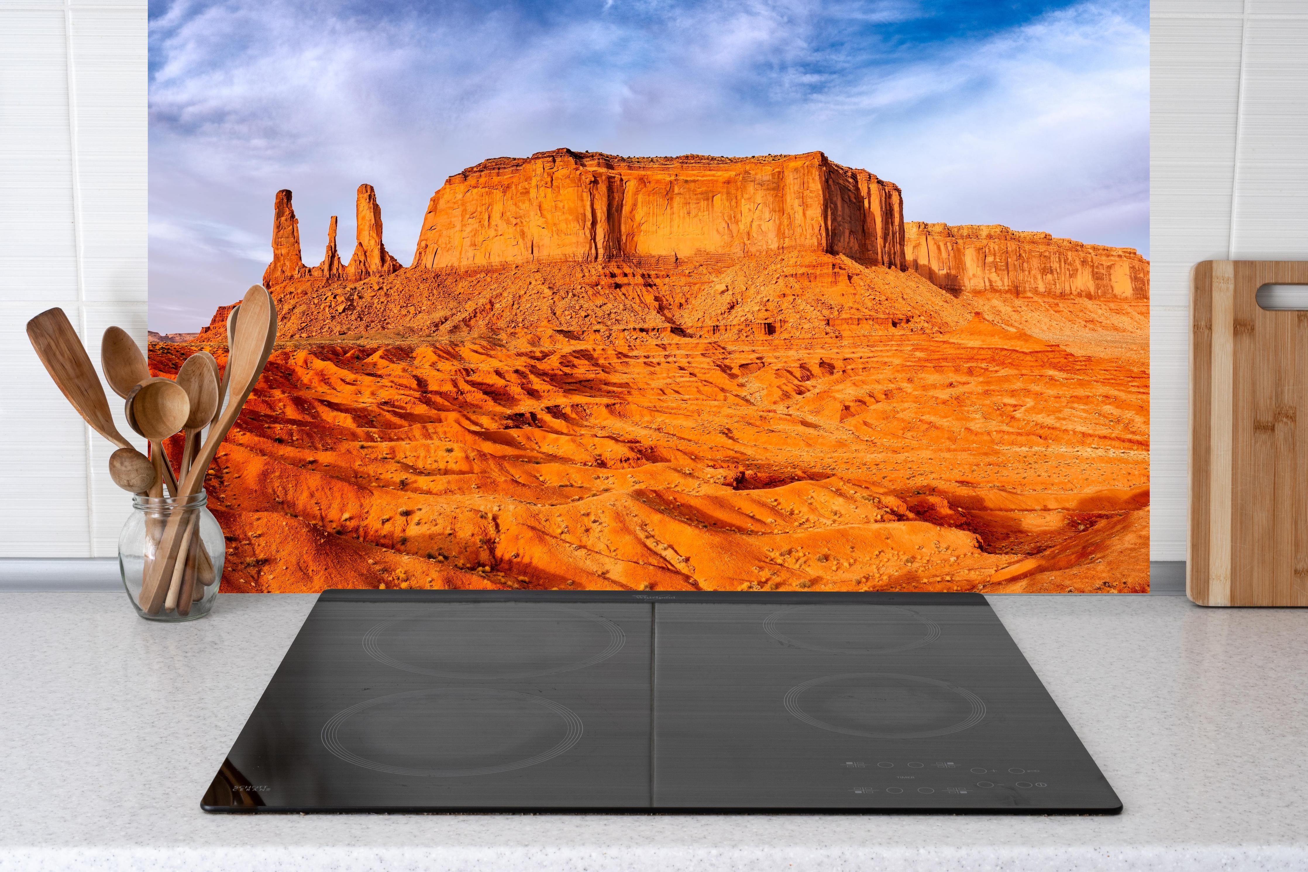 Küche - Monumentale Tallandschaft hinter Cerankochfeld und Holz-Kochutensilien